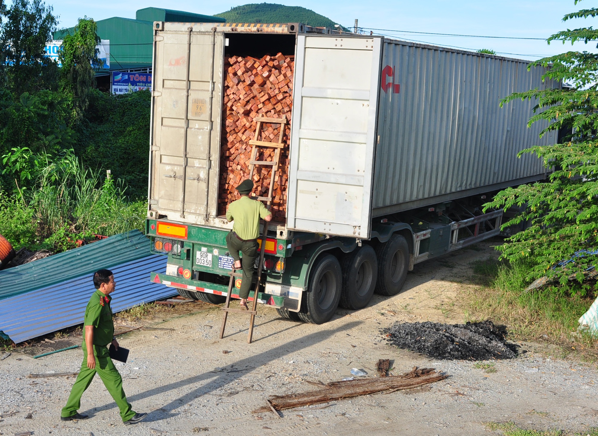 Quang Ngai kiem tra hang chuc tan go quy hiem hinh anh