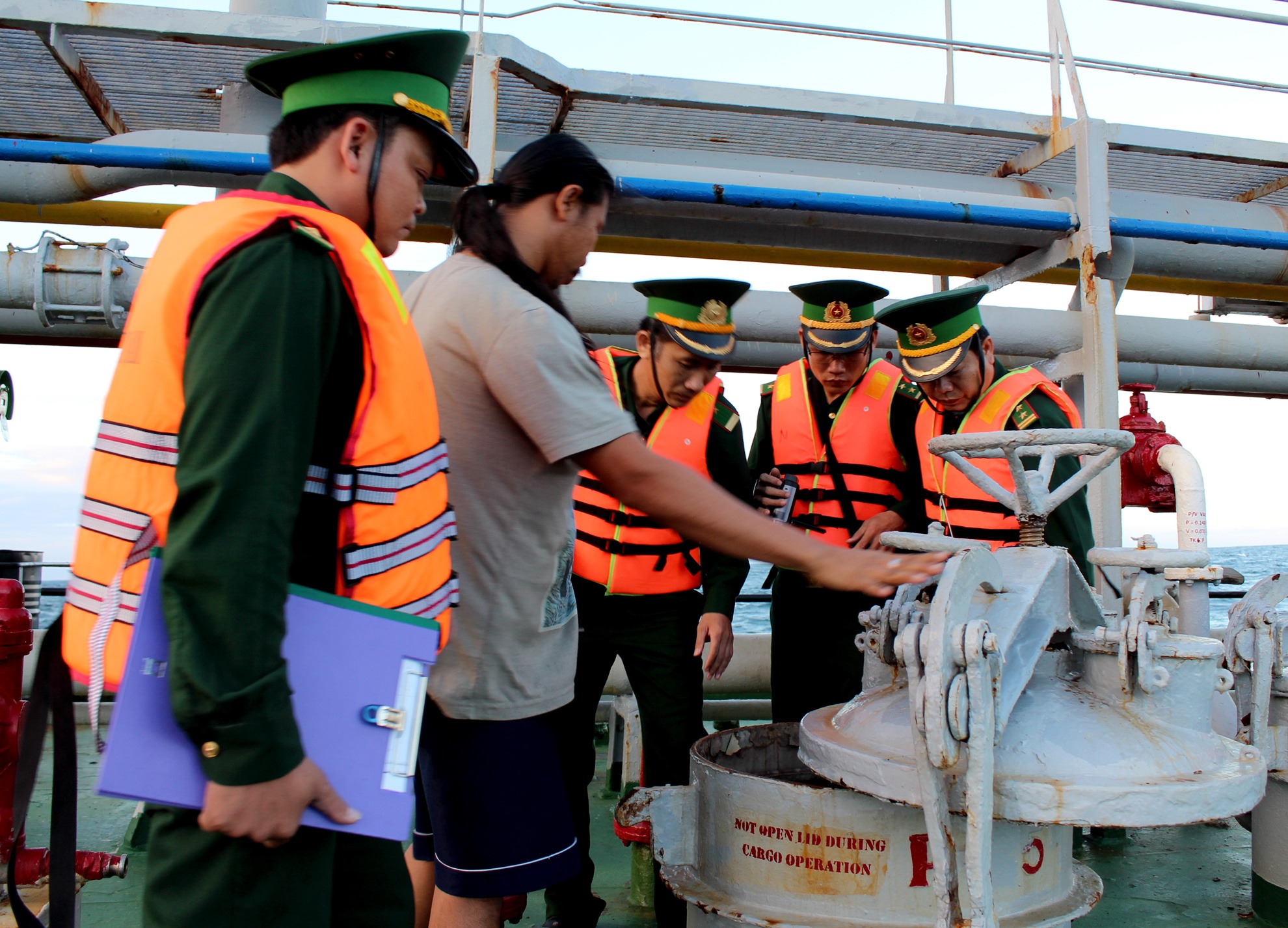 Tam giu tau nuoc ngoai van chuyen xang khong ro nguon goc hinh anh