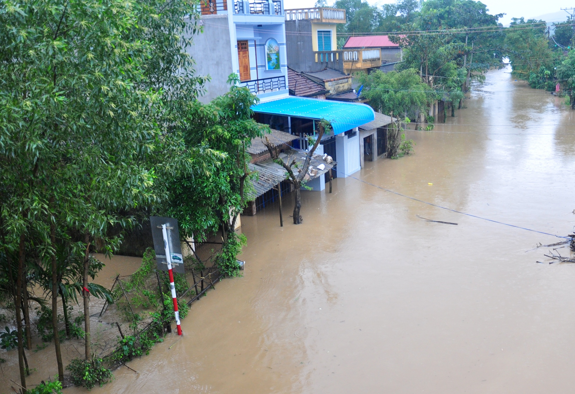 Hang nghin ho dan Binh Dinh bi co lap, ngap sau trong lu lon hinh anh