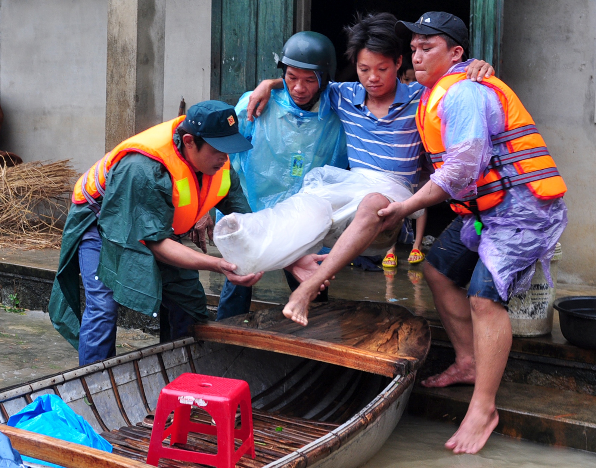 Dan Quang Ngai ganh hai tran lu trong mot ngay hinh anh