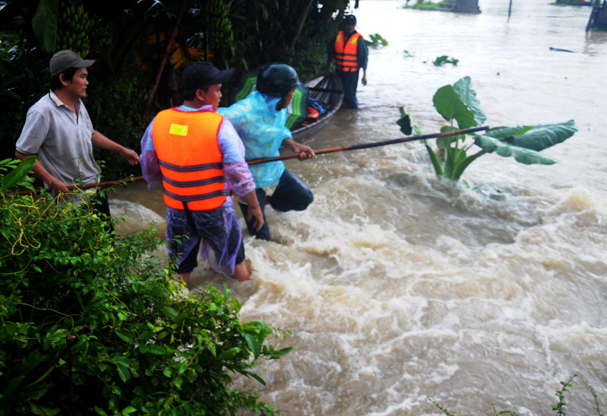 Hai hoc sinh lop 6 bi lu cuon xuong ho sau hinh anh