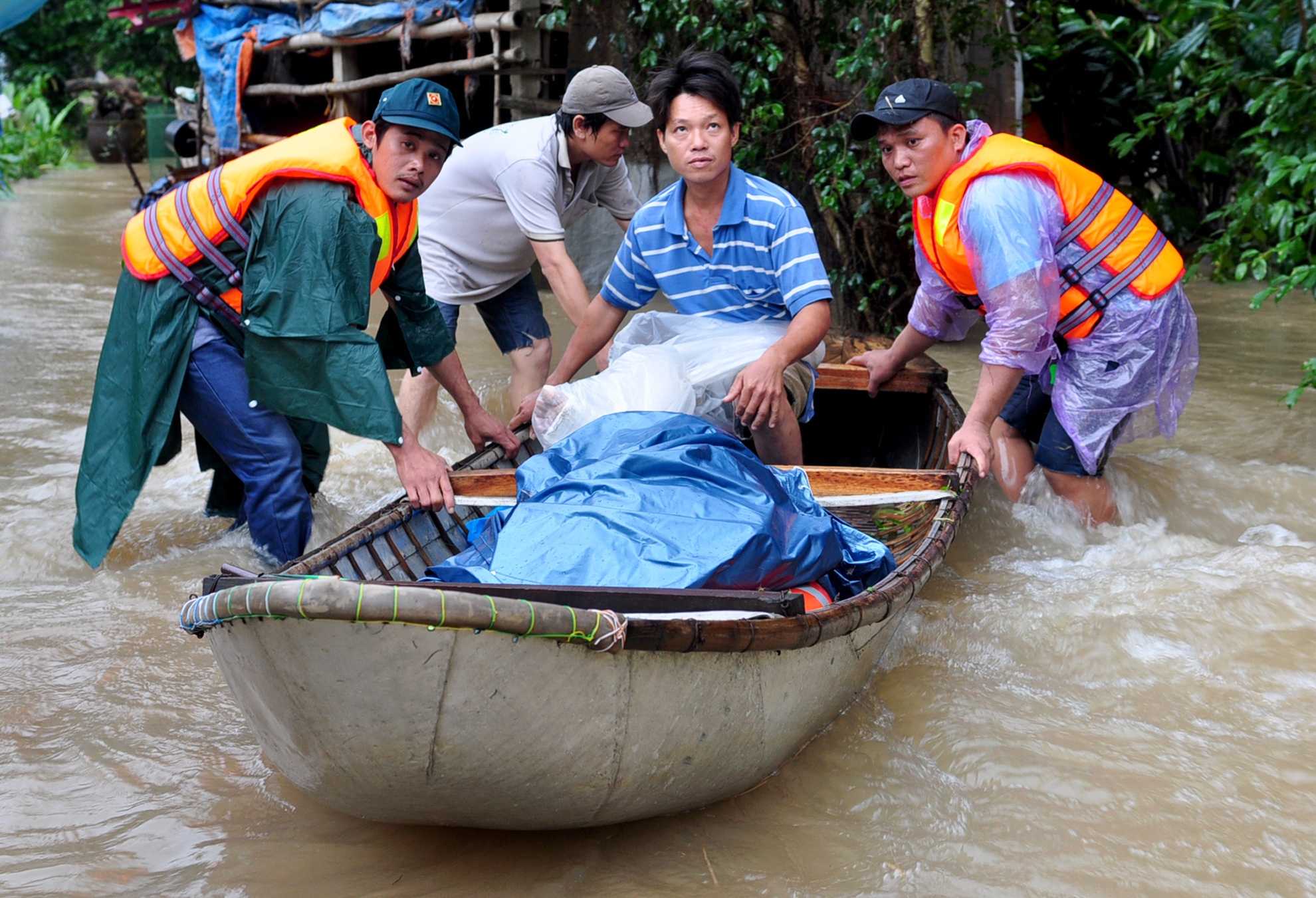 Lu cuon nhan vien ke toan troi dat 15 km hinh anh