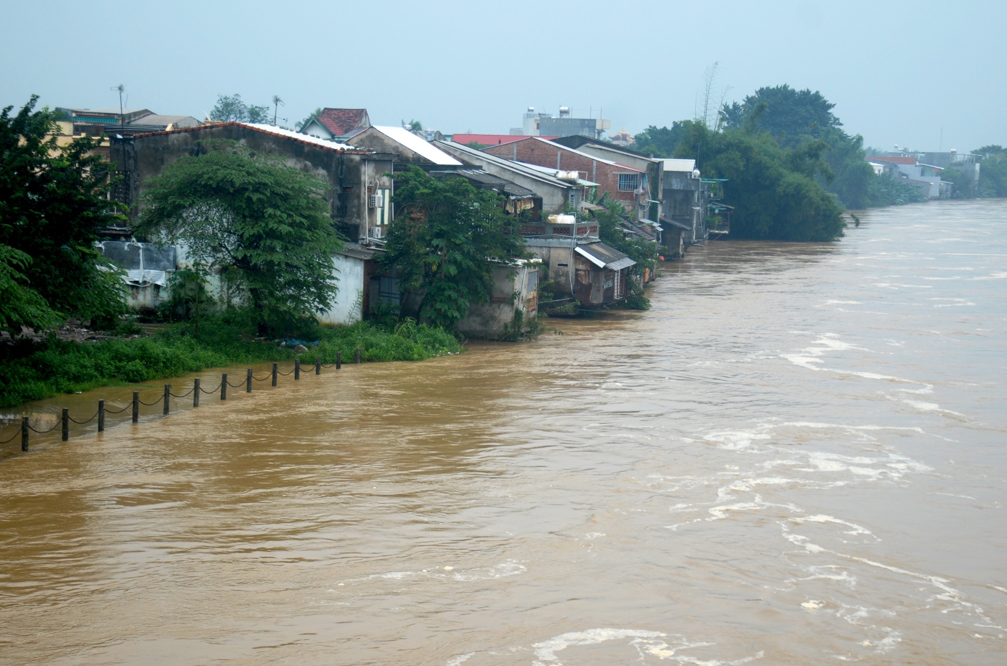Lu cuon ba nguoi di xe may xuong vuc sau hinh anh