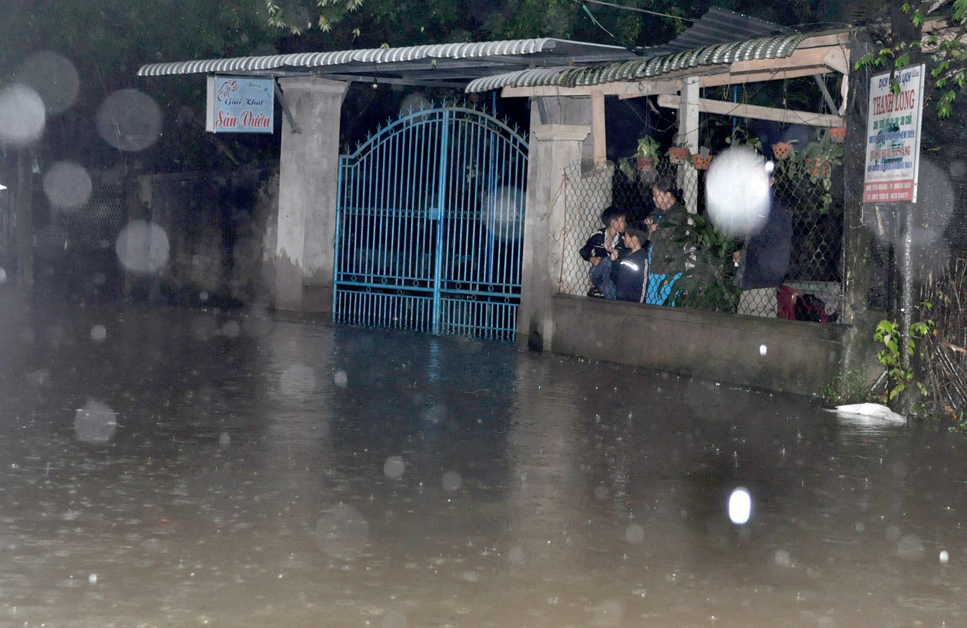 Lu cuon nguoi o Quang Ngai anh 2