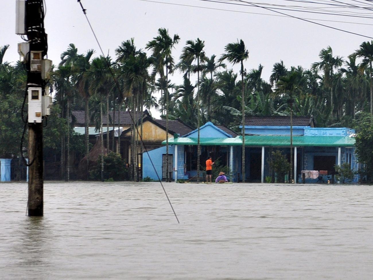 Mua lu kem theo loc xoay gay hong nhieu nha dan Quang Ngai hinh anh