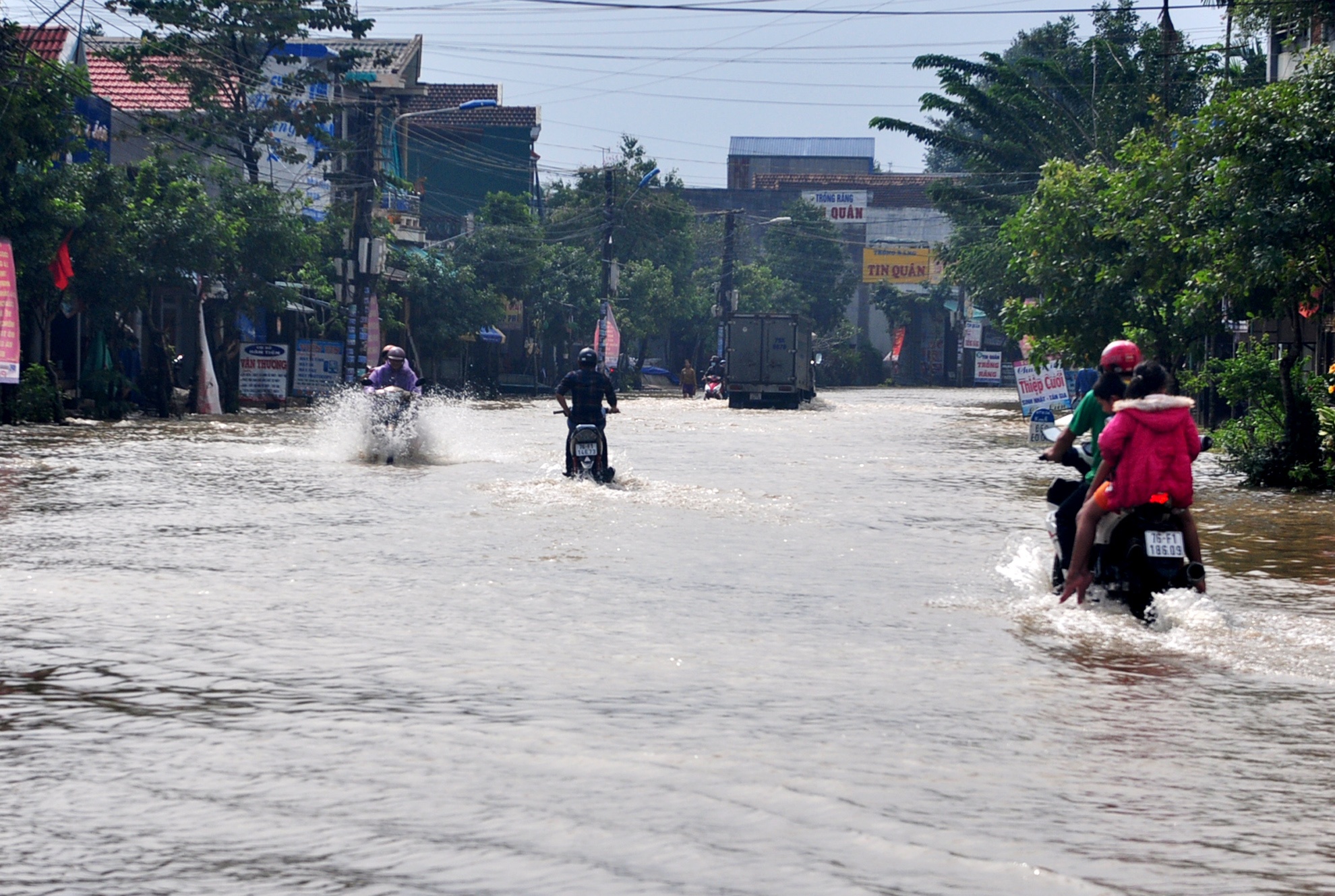 2 hoc sinh lop 8 bi lu cuon chet hinh anh