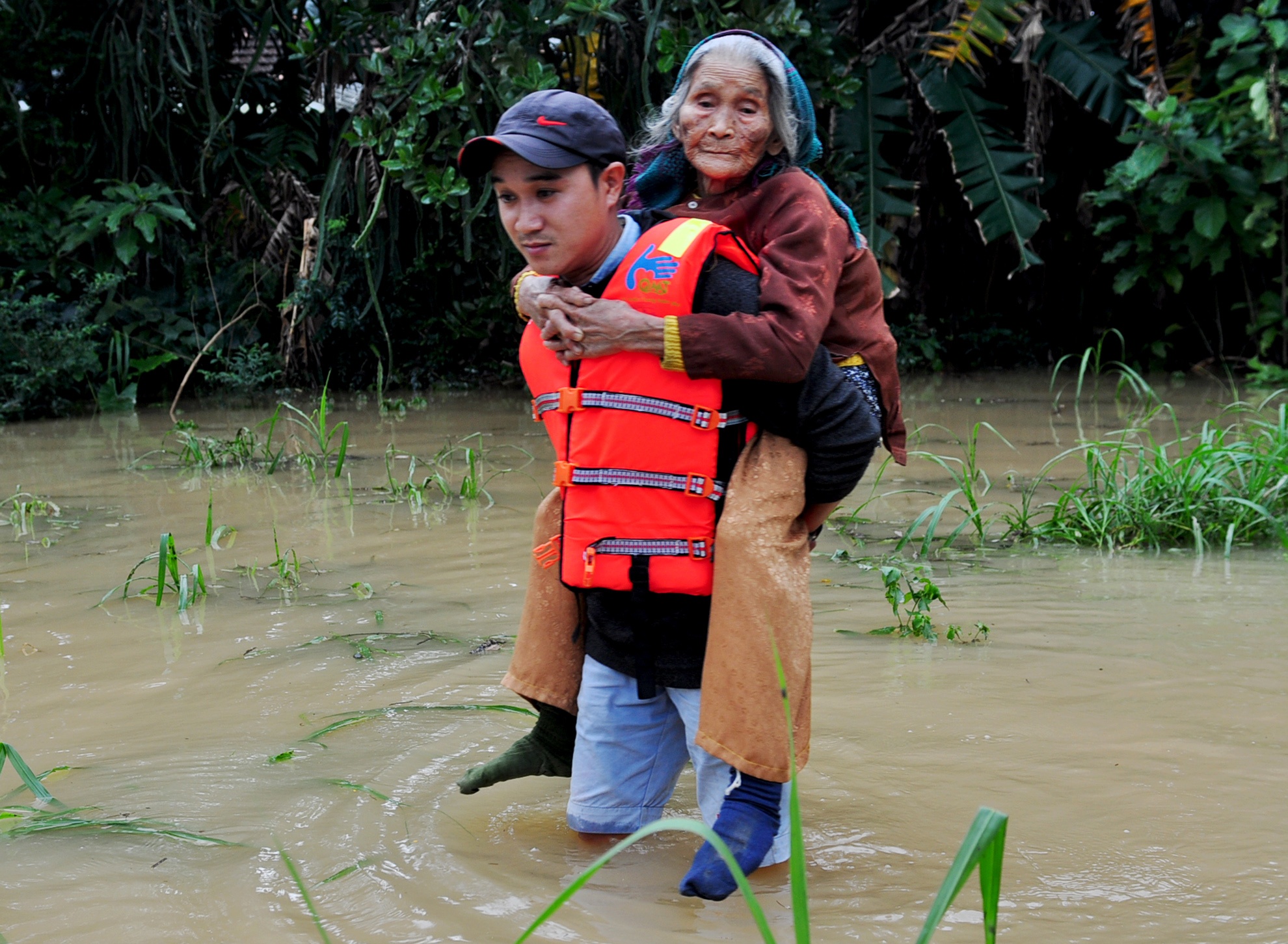 9 ngay, dan Quang Ngai ganh ba tran lu lon hinh anh