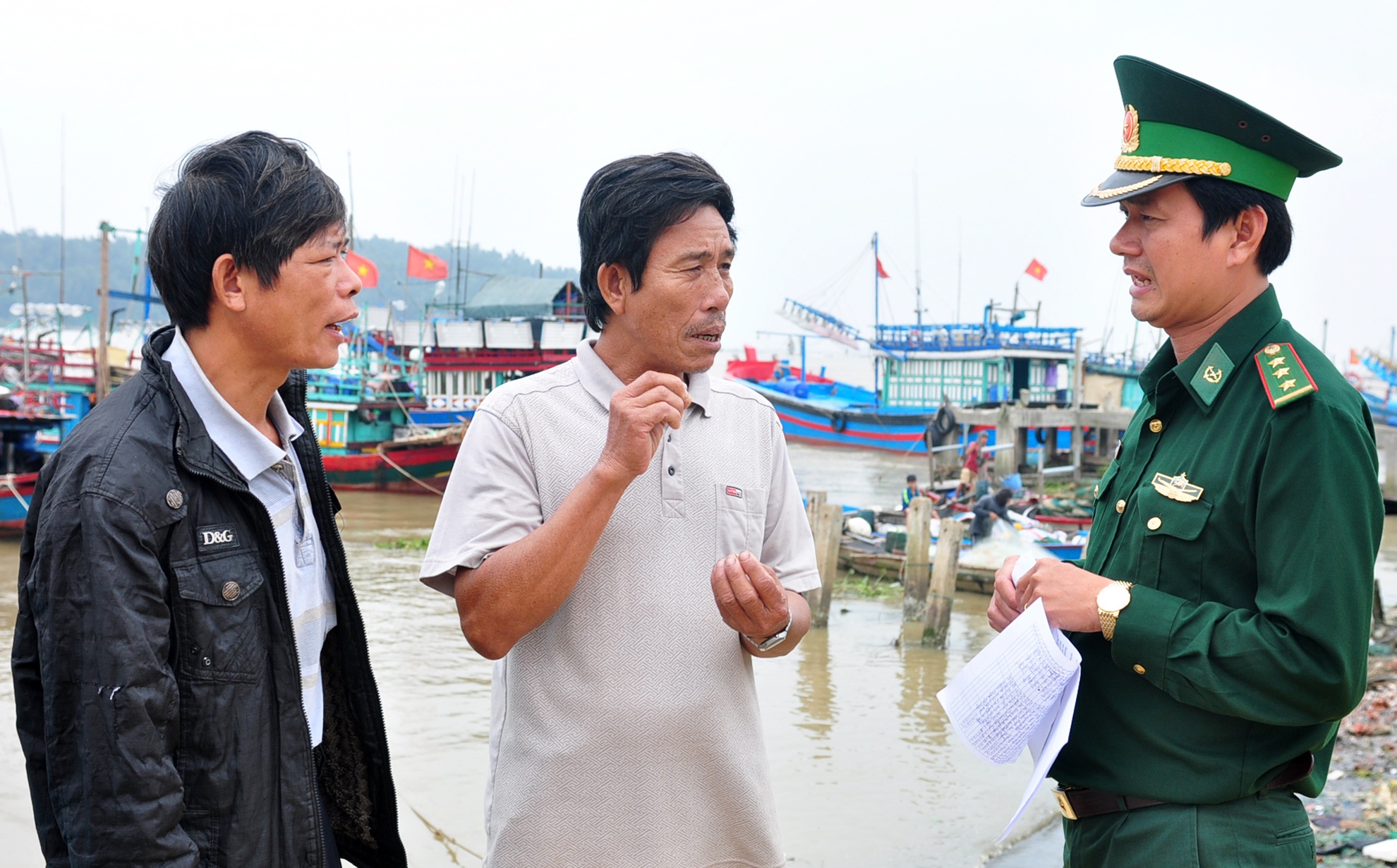 Huy dong tho lan tim 4 ngu dan mat tich hinh anh