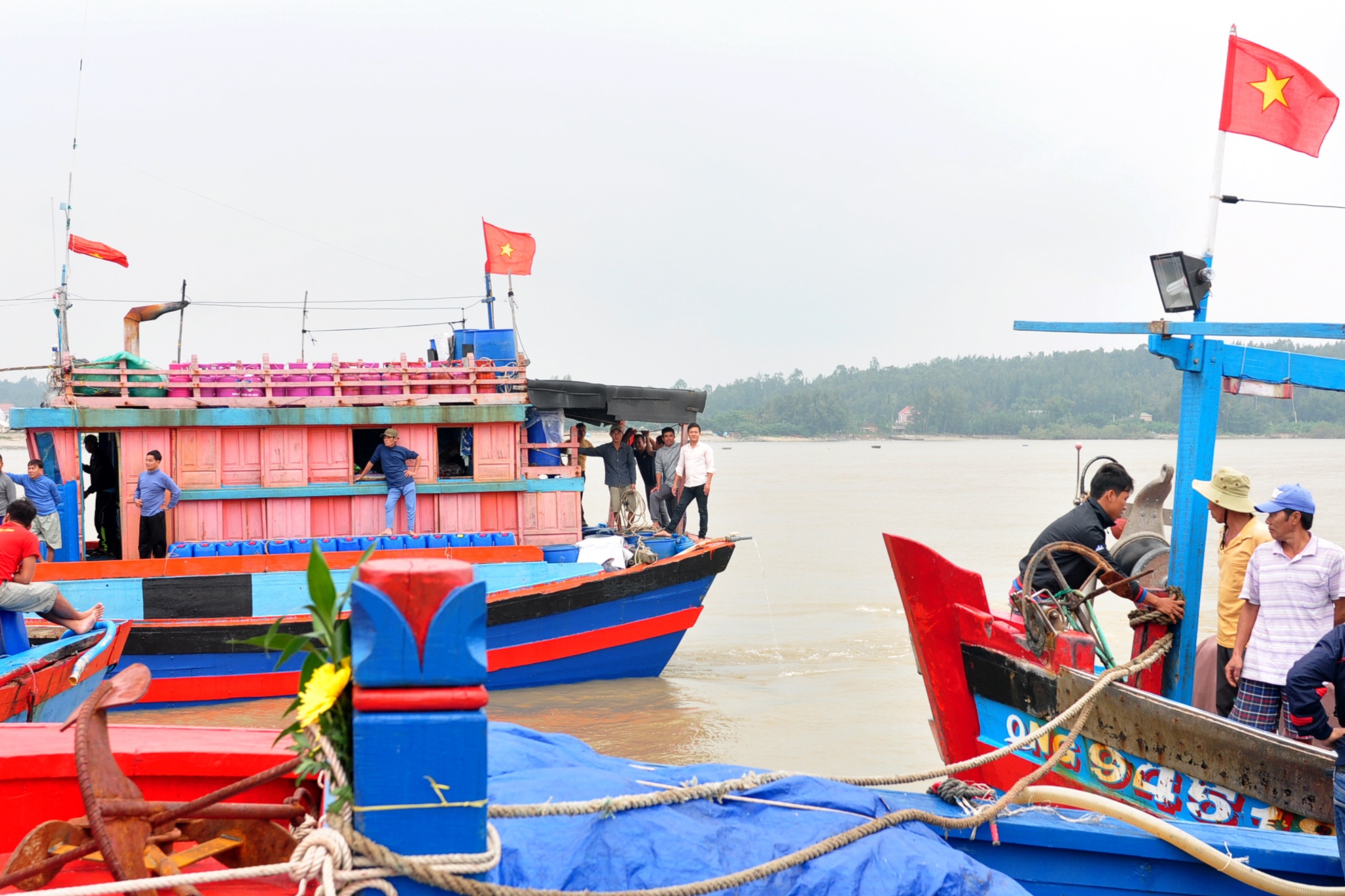 Quang Ngai ban phuong an tim 4 ngu dan mat tich tren bien hinh anh