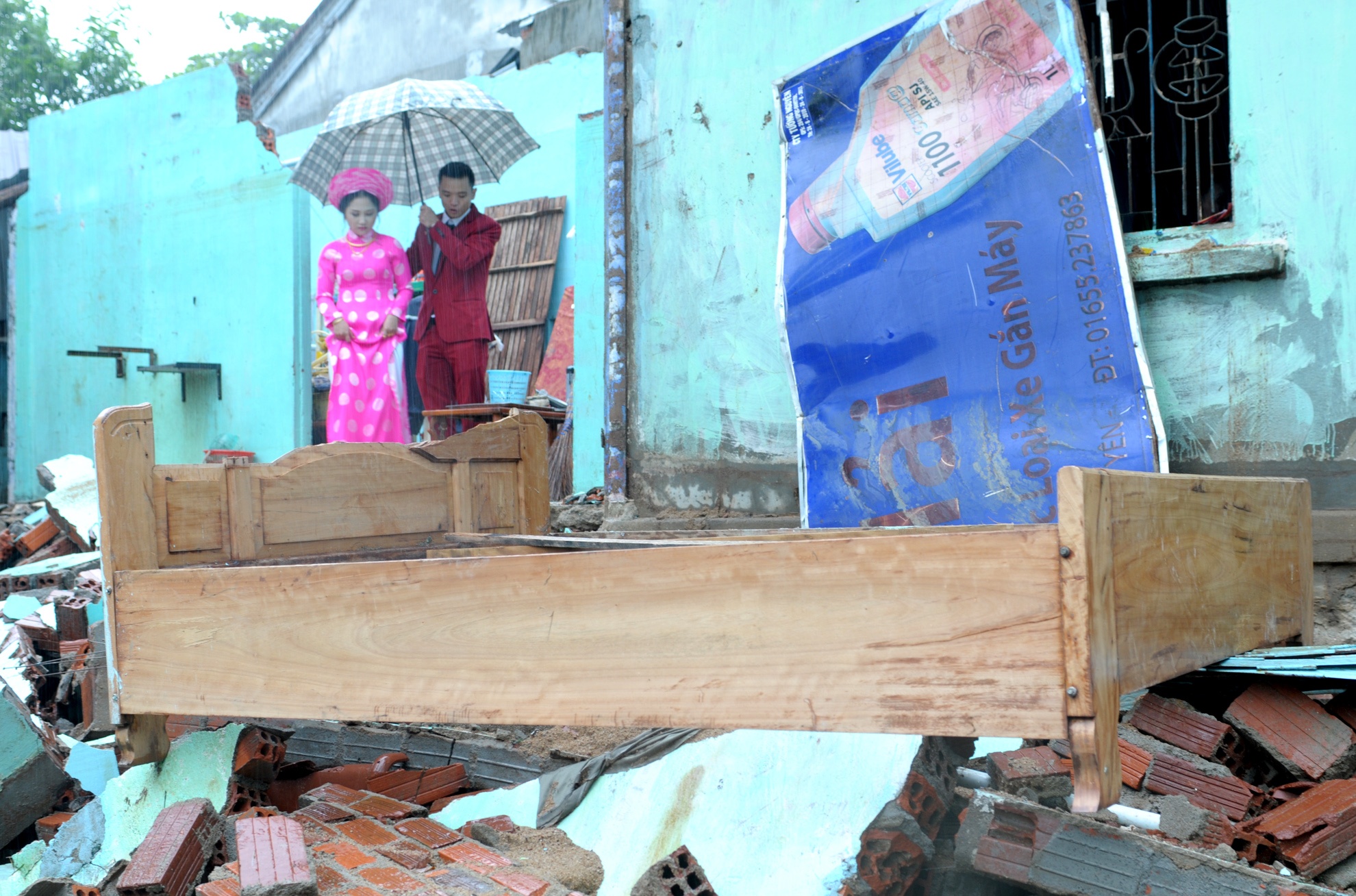 Lu vay, nha sap van to chuc dam cuoi hinh anh