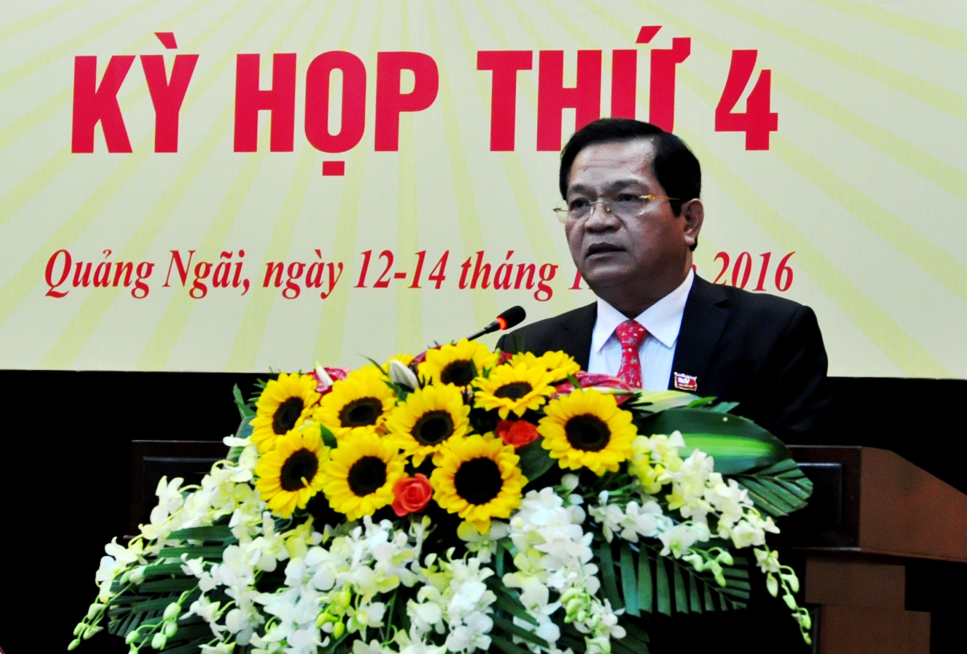 Bi thu Quang Ngai: 'Khong it can bo, dang vien song ich ky' hinh anh