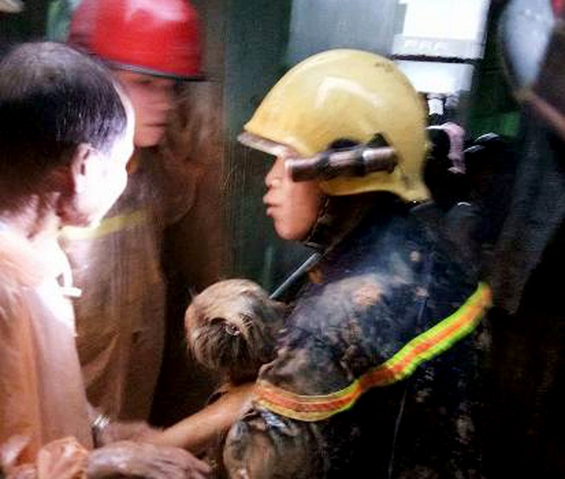 Be trai 11 tuoi tu nan do lo nui hinh anh