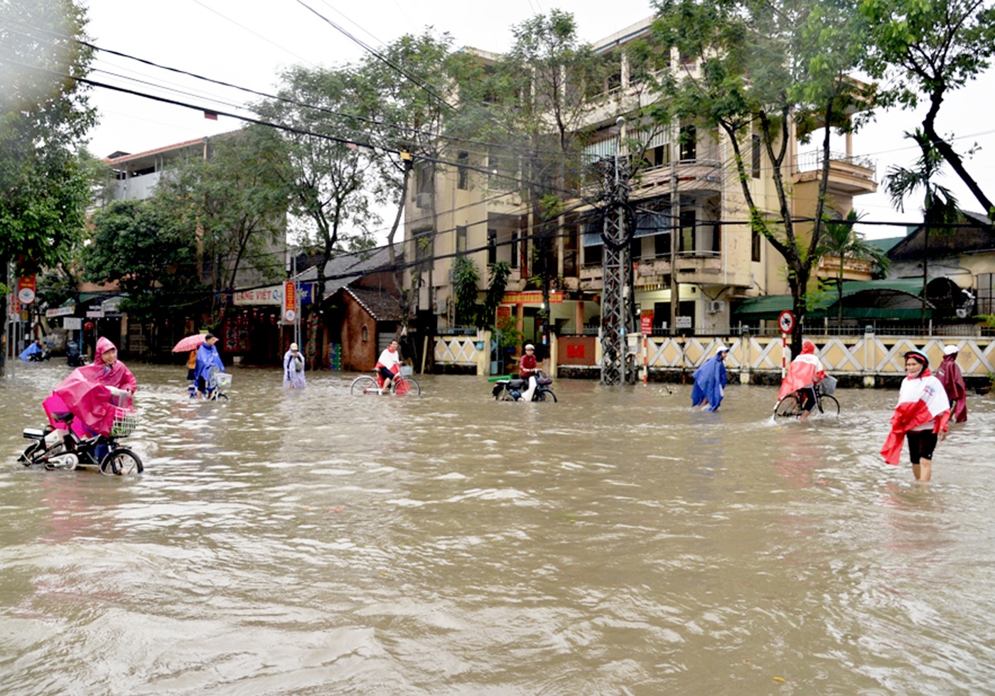 Mua nhu trut nuoc, duong pho Quang Ngai bien thanh song hinh anh