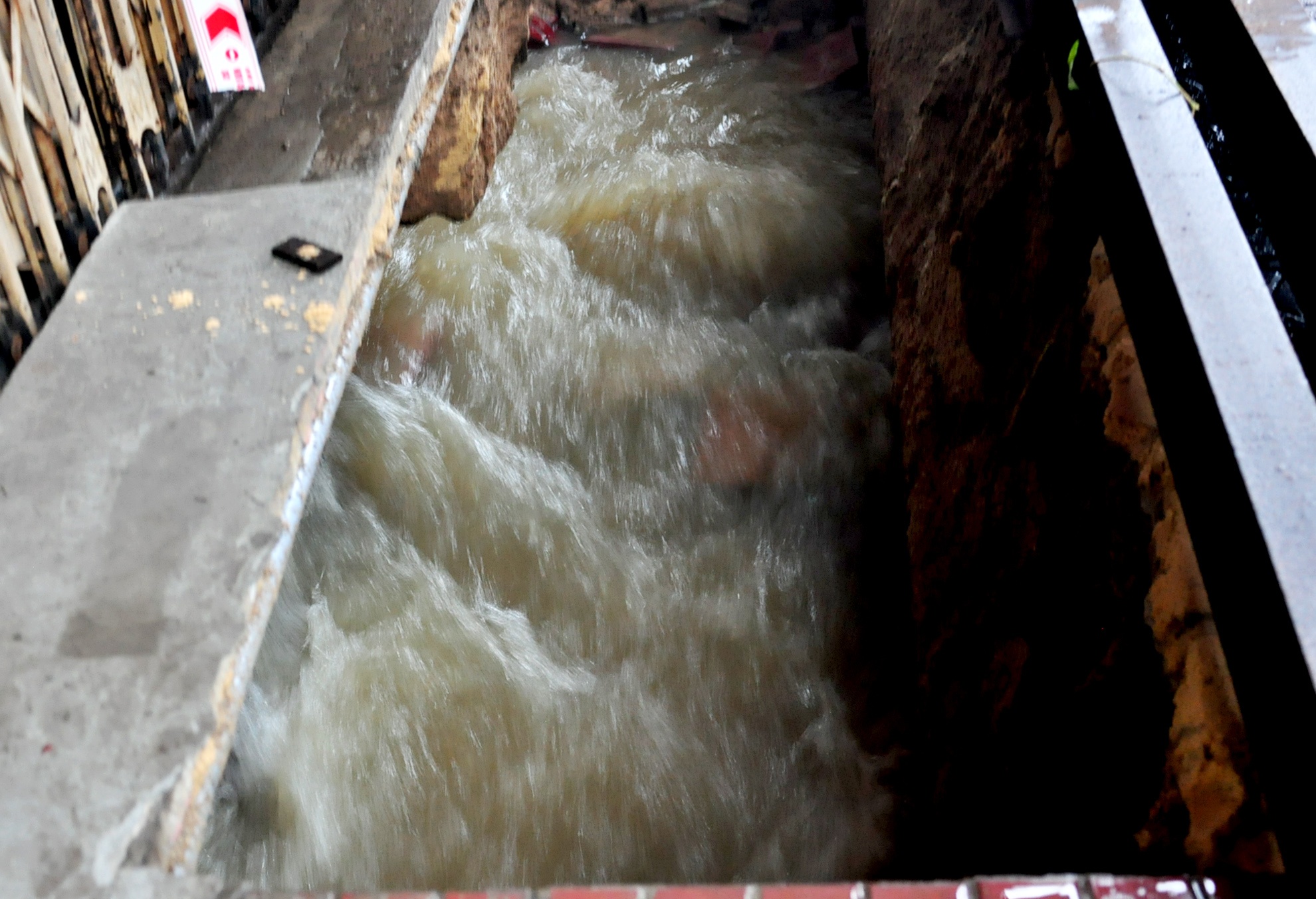 Nuoc xoay tao 'ho tu than' giua pho bien Quy Nhon hinh anh