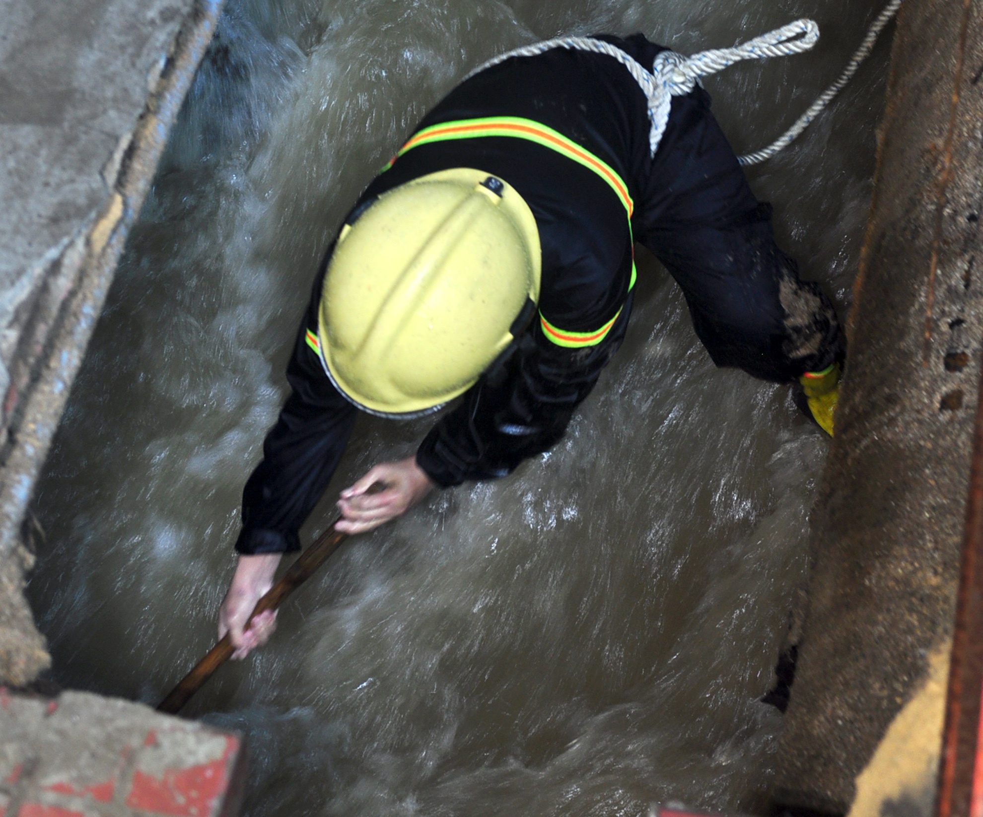 Dan Binh Dinh hot hoang phat hien ho tu than duoi nen nha hinh anh