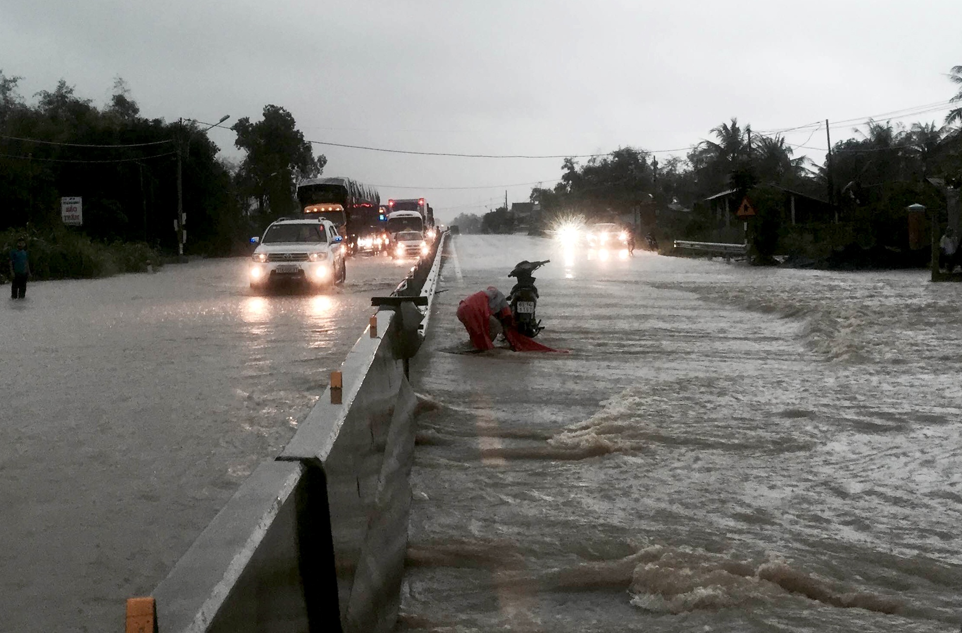 Quoc lo 1 qua Binh Dinh ngap trong lu, giao thong ach tac hinh anh