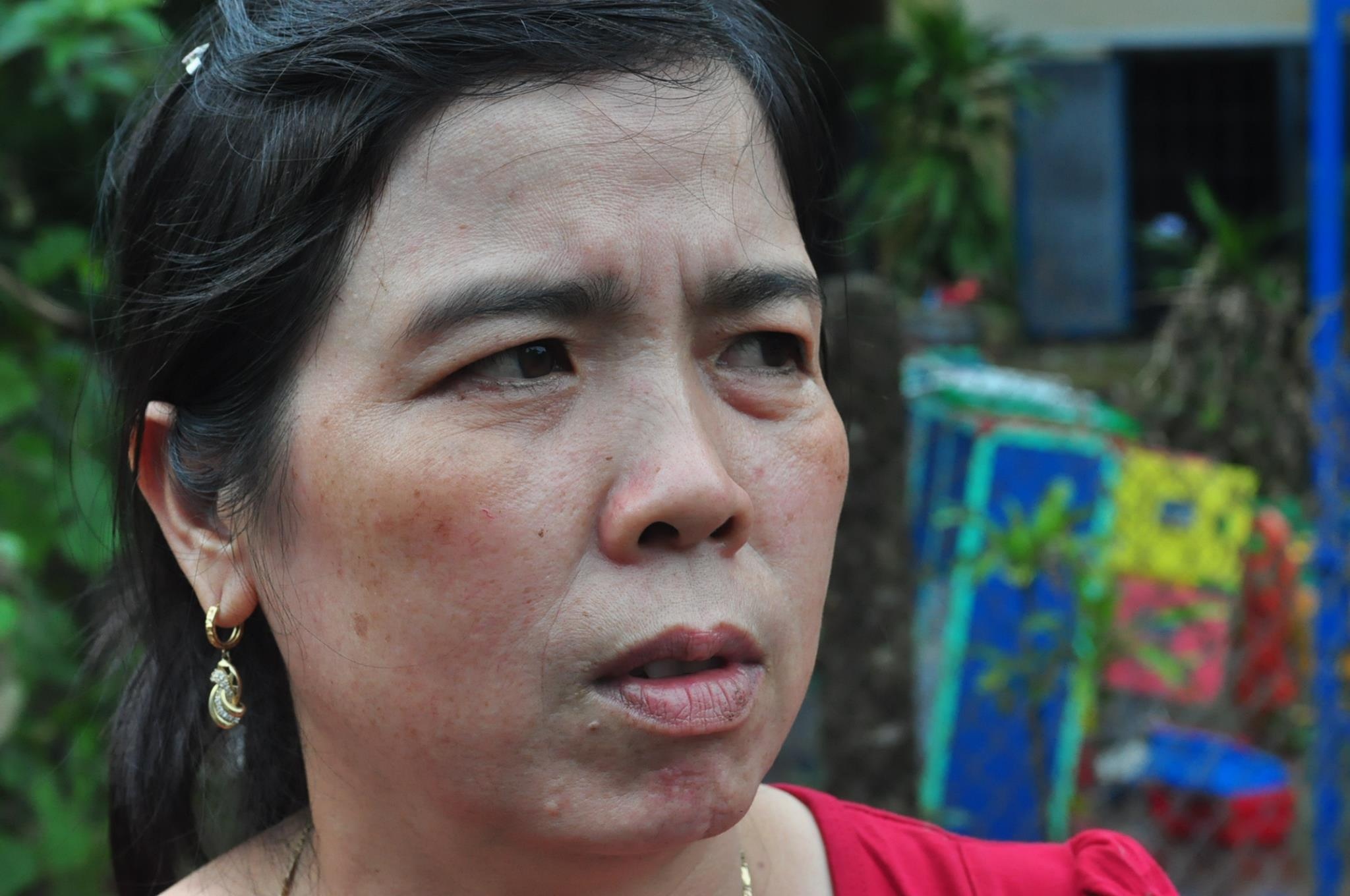 Co giao mam non cung hoc tro du cua so keu cuu trong lu hinh anh