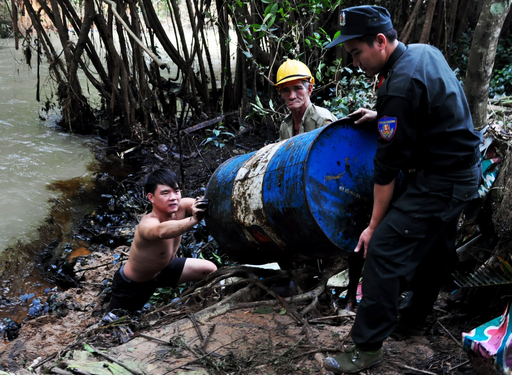 Lung tung xu ly su co 'lu dau nhot' o Binh Dinh hinh anh