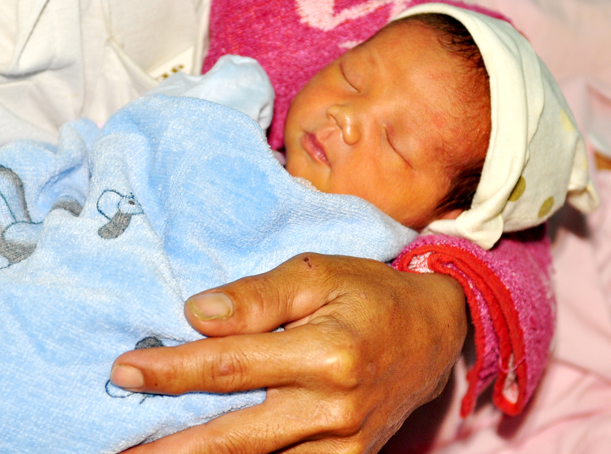 Hy huu san phu sinh con giua nuoc lu khi ghe bi lat hinh anh