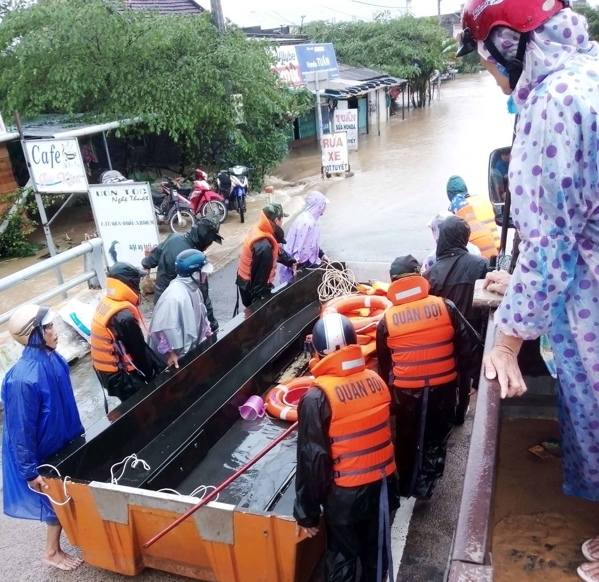 Vượt cạn trong lũ dữ ảnh 2 Vuot can trong lu du anh 2