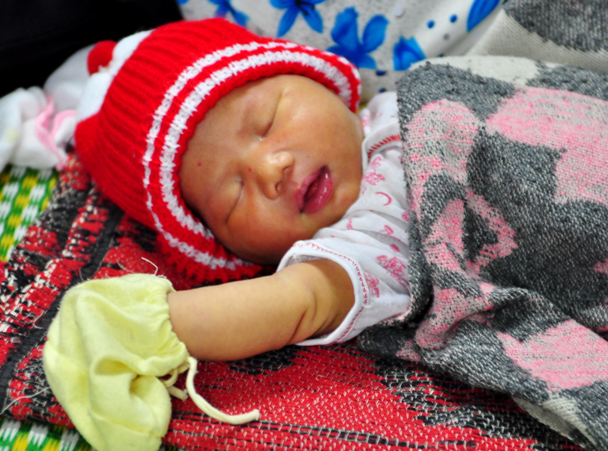 Me con san phu de rot ke giay phut sinh tu trong lu du hinh anh