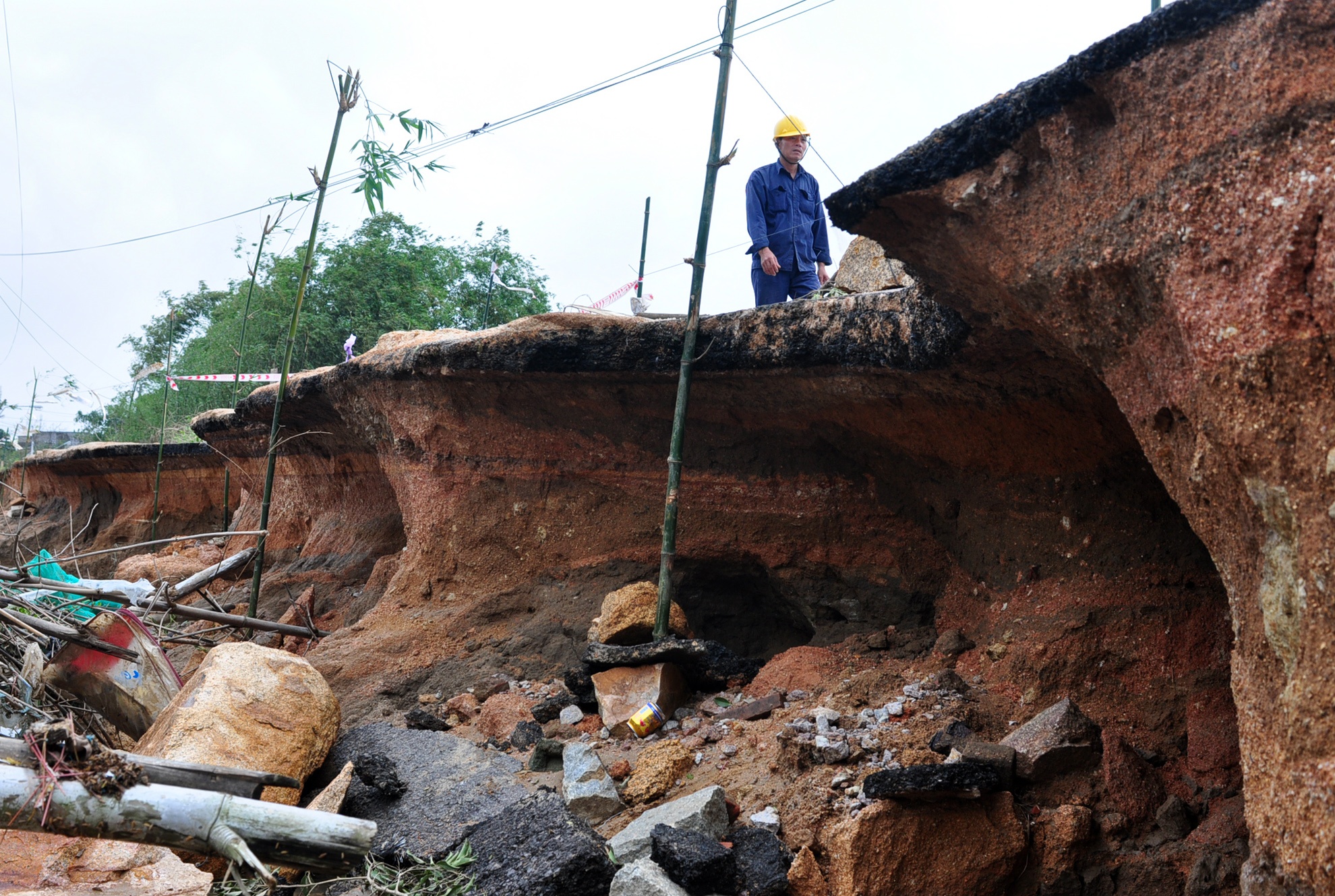 Tan hoang vung ron lu Binh Dinh hinh anh