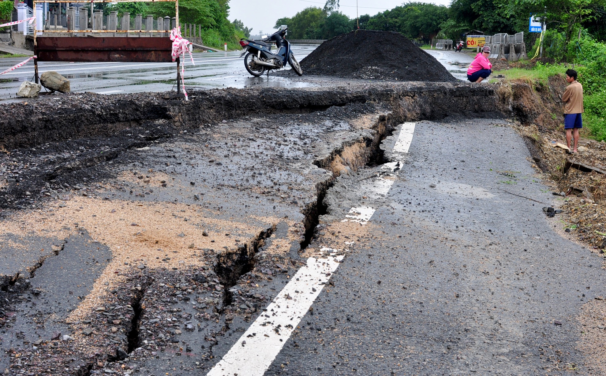 Quoc lo 1 nut toac sau dot lu lich su quet qua mien Trung hinh anh