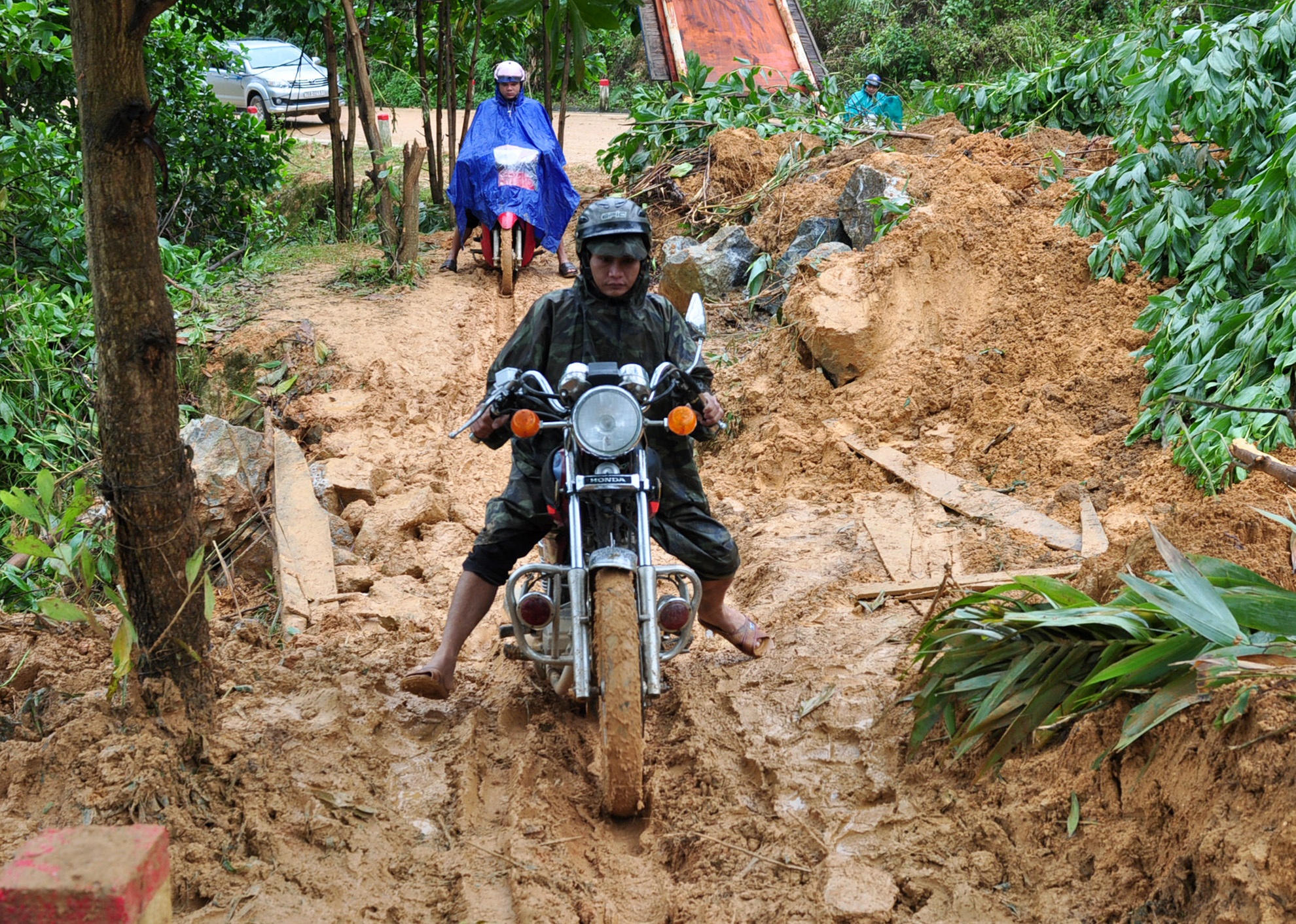 Mua lu lich su anh 5