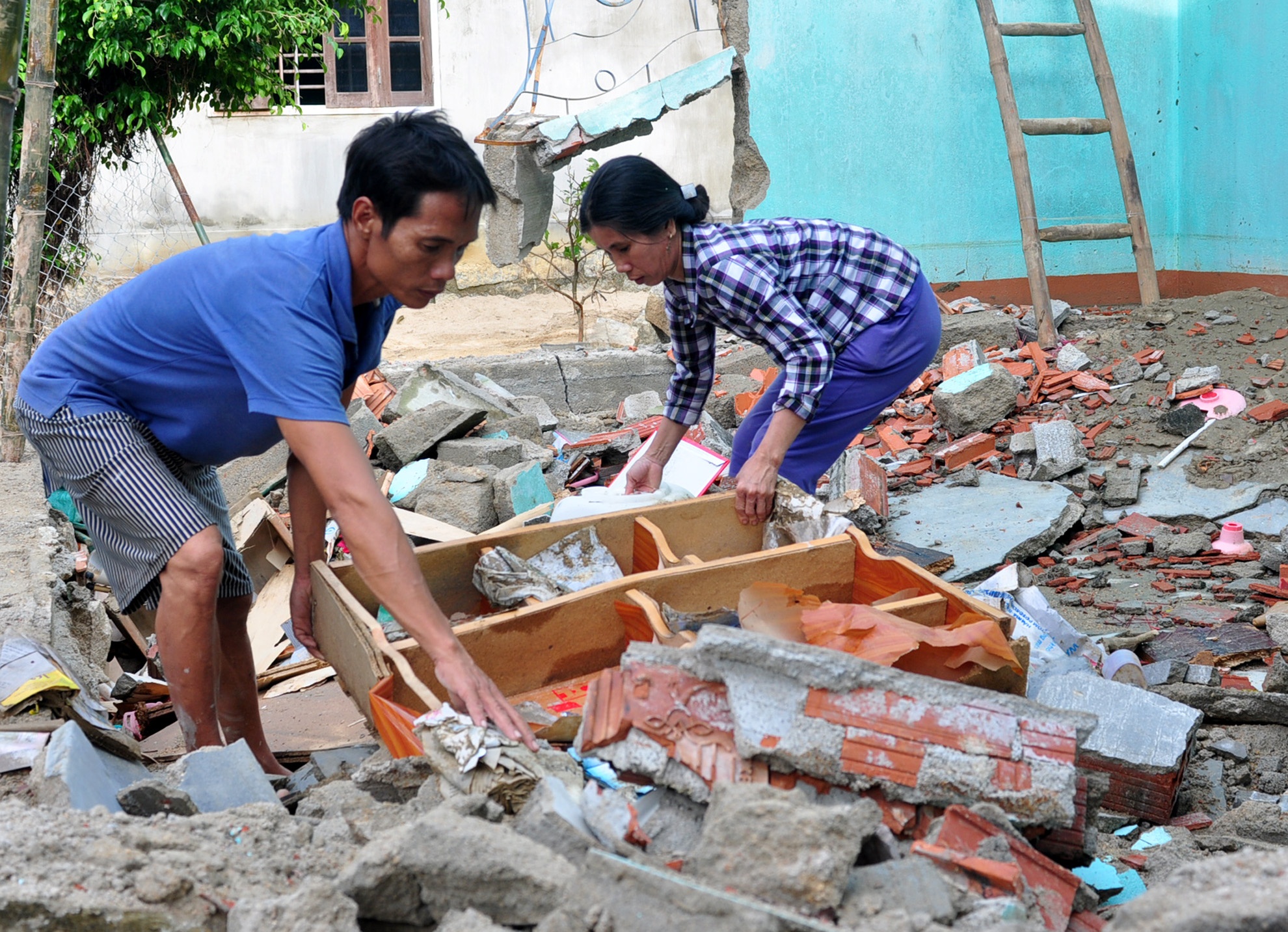 Binh Dinh dung ban phao hoa danh tien lo cho dan vung lu hinh anh