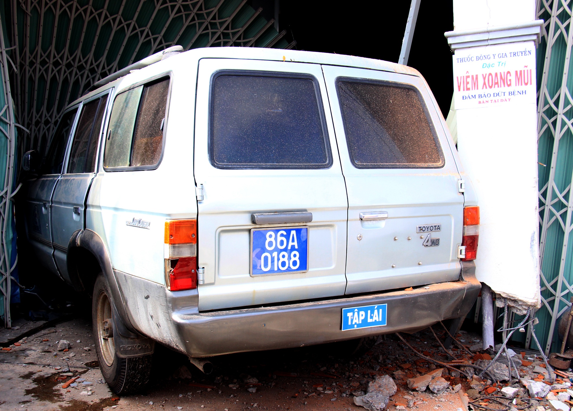 Oto bien xanh lao vao nha dan o Binh Dinh hinh anh