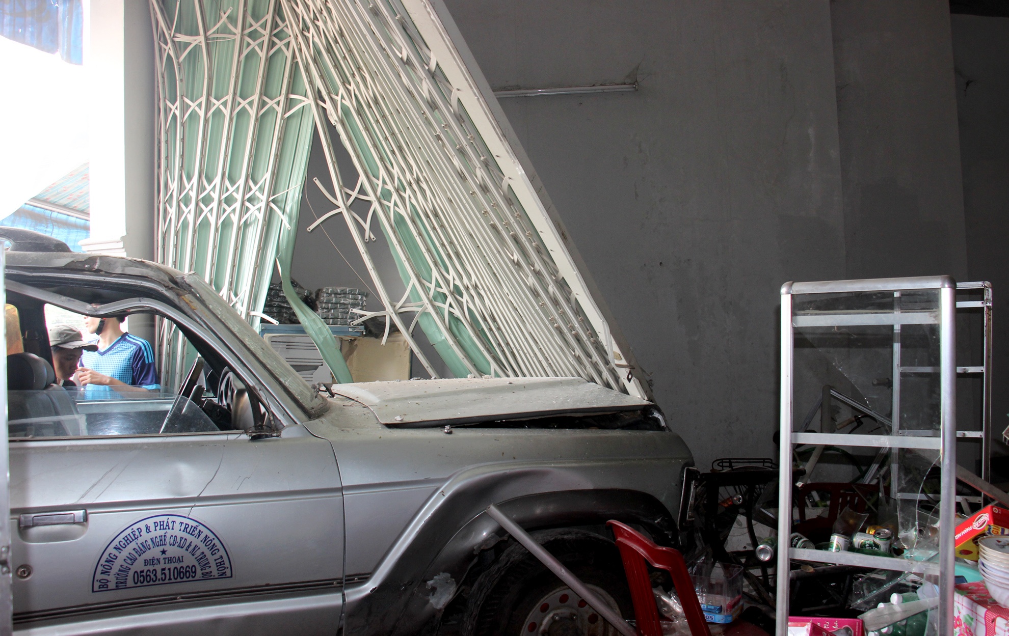 Xe bien xanh lao vao nha anh 2