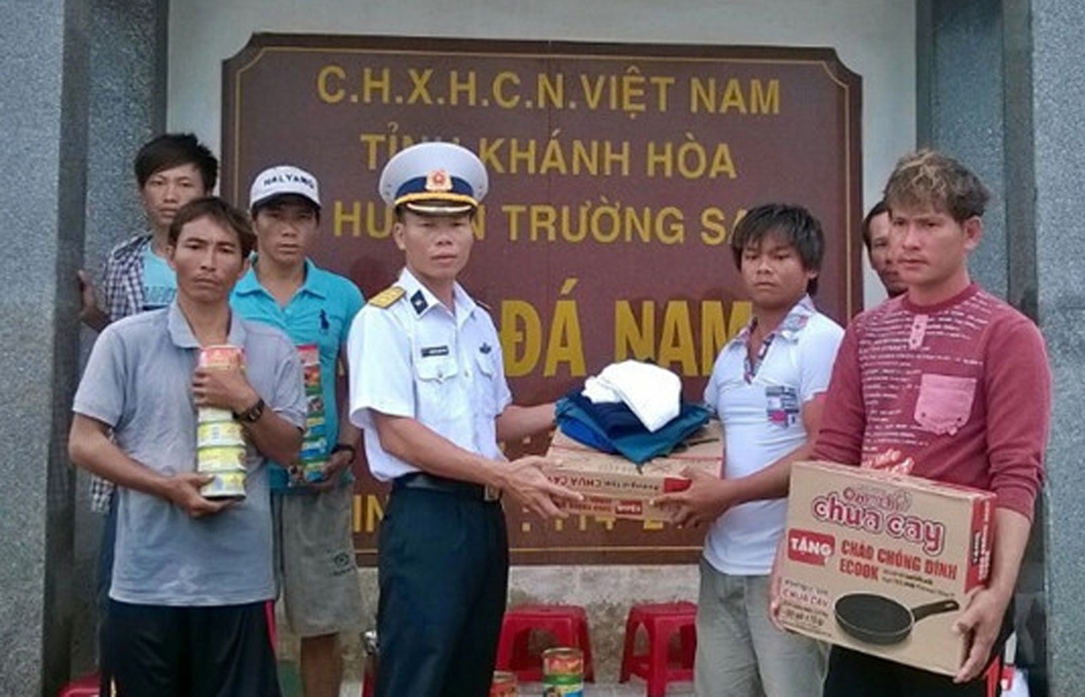 Bo doi Truong Sa cuu 10 ngu dan Ly Son gap nan tren bien hinh anh