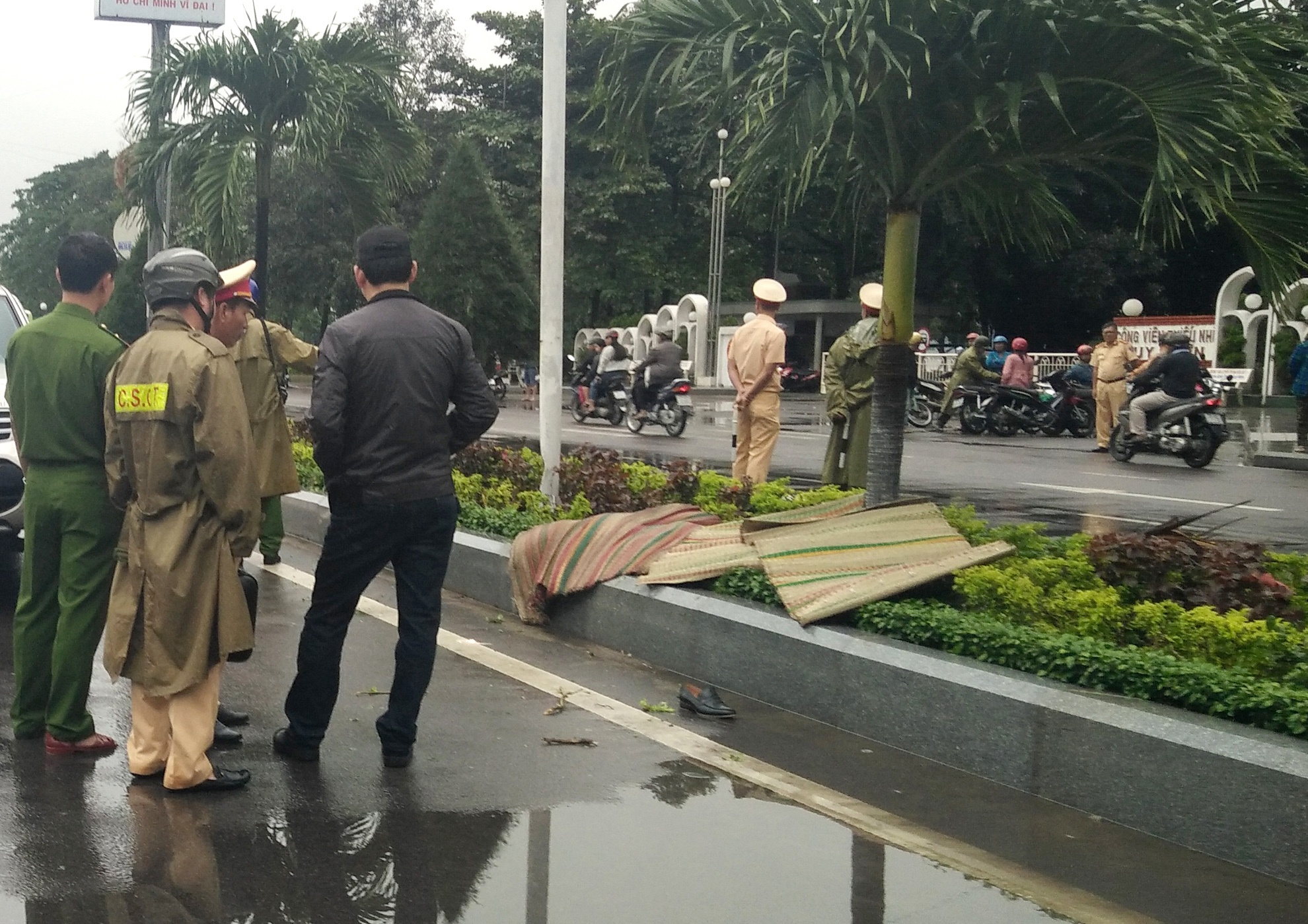 Hai thanh nien chet chong len nhau co the da dung 'co My' hinh anh