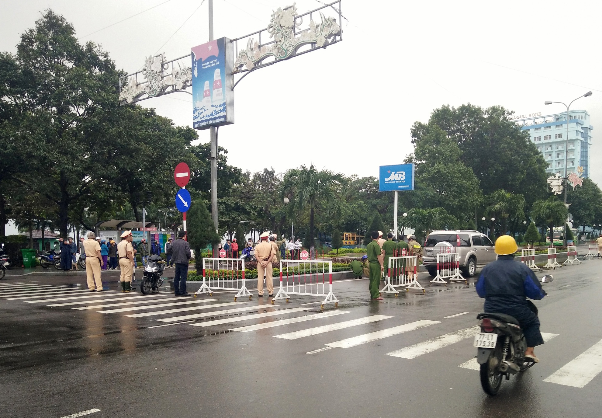 Thi the 2 thanh nien chong len nhau giua pho bien Quy Nhon hinh anh