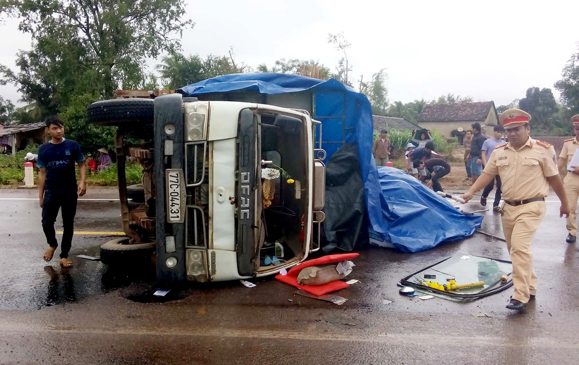 Xe tai va quet oto khach, hang chuc nguoi hoang so hinh anh