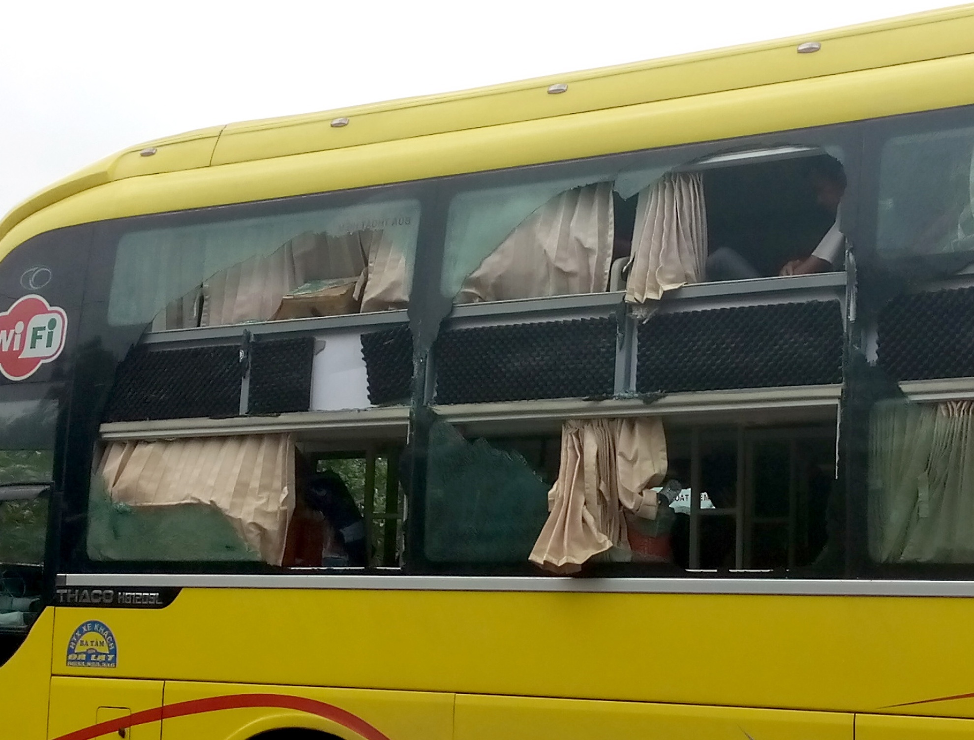 Xe tải lật ở Bình Định ảnh 2 Xe tai lat o Binh Dinh anh 2