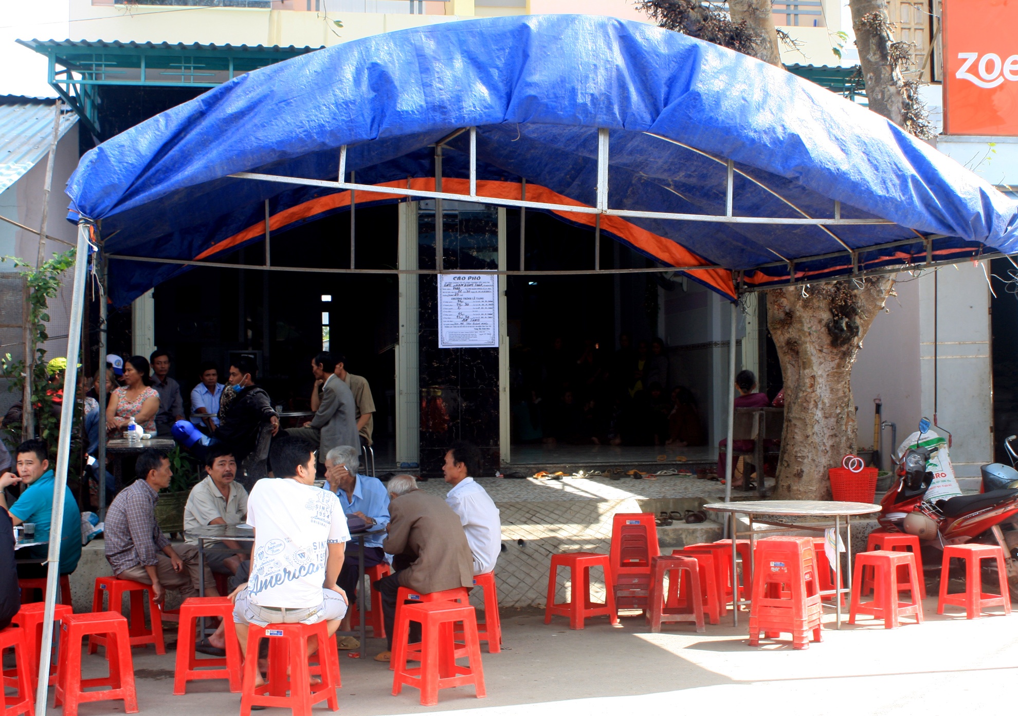 Cảnh sát Bình Định bị đánh ảnh 1 Canh sat Binh Dinh bi danh anh 1