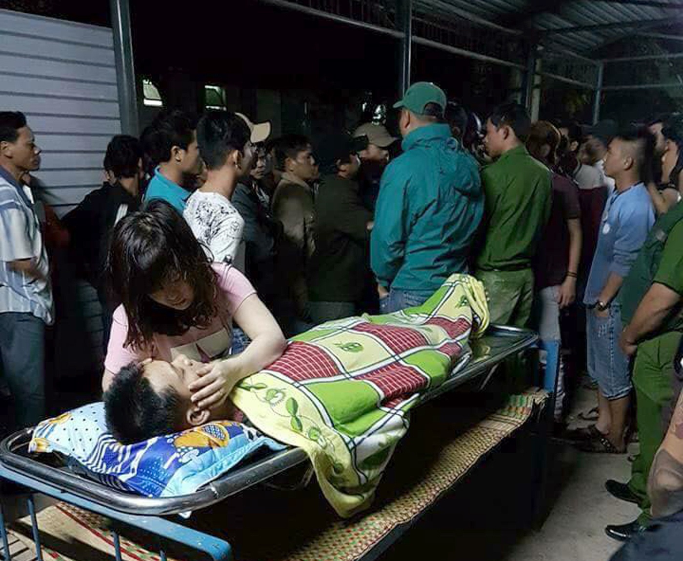 Cảnh sát Bình Định bị đánh ảnh 2 Canh sat Binh Dinh bi danh anh 2