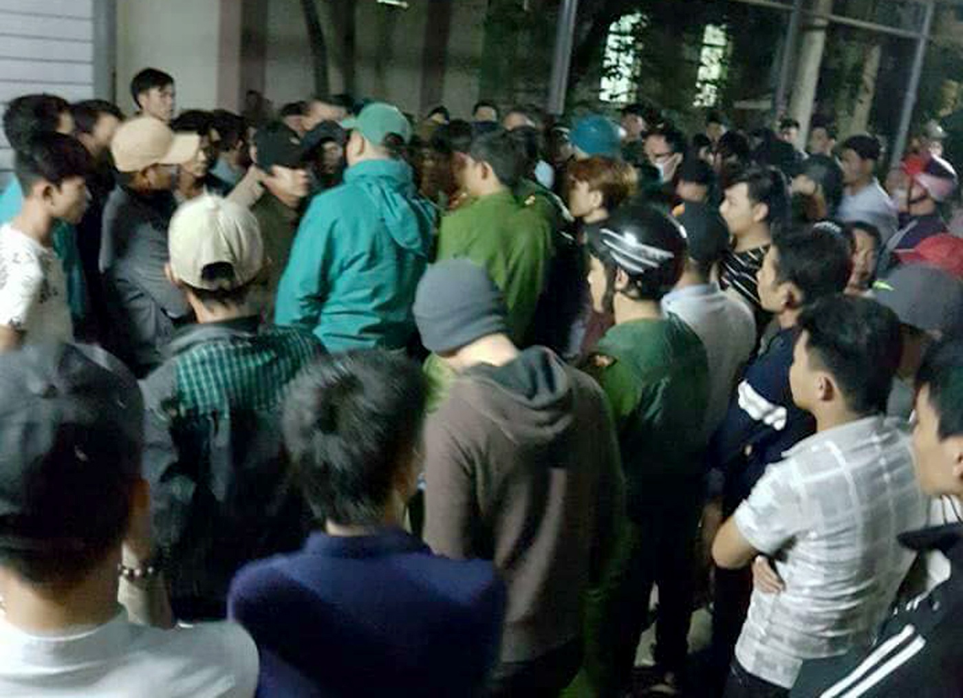 Nguoi dang clip 'Cong an danh chet dan' xin loi loan tin sai hinh anh