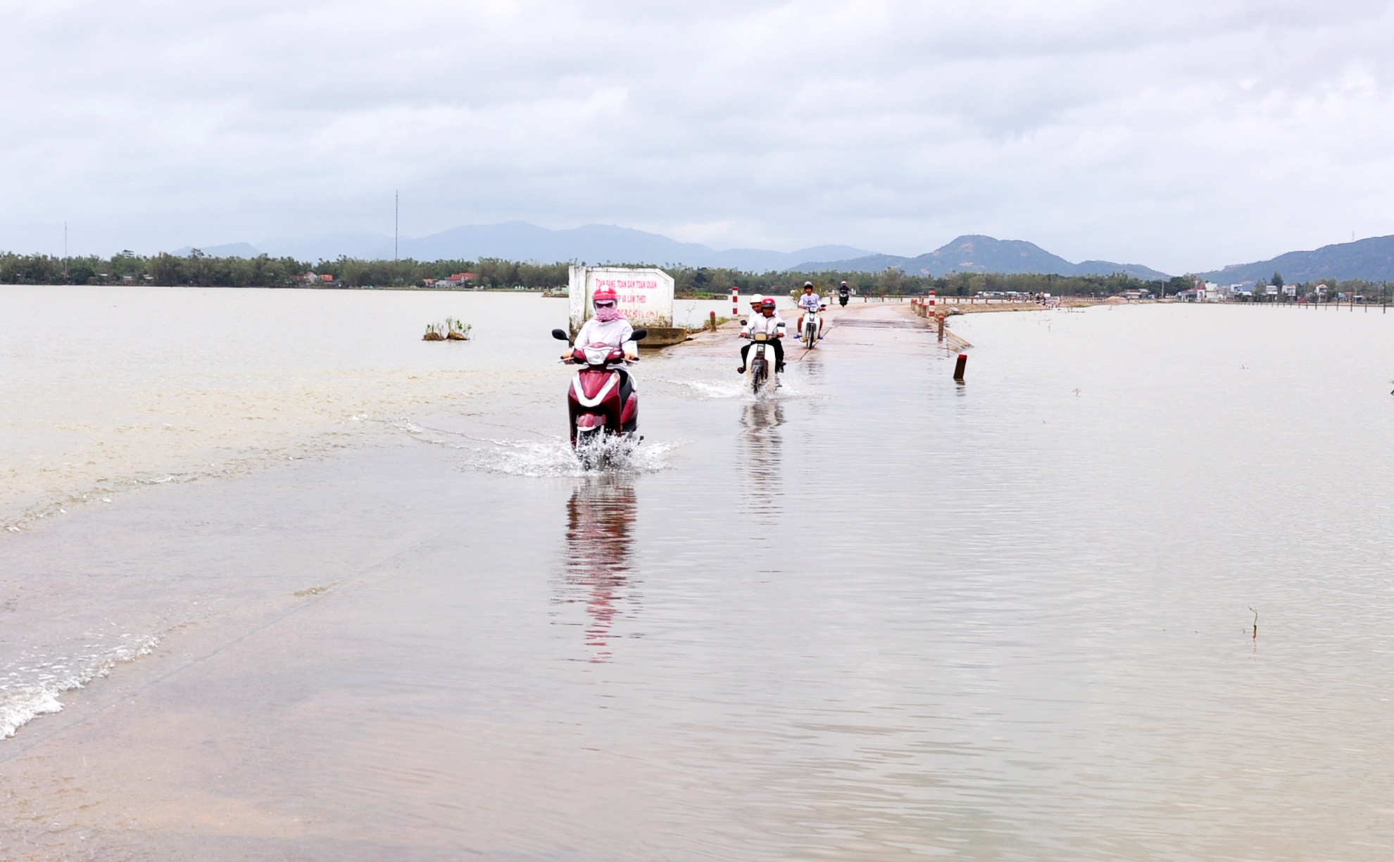 Canh sat giup dan vung lu anh 10