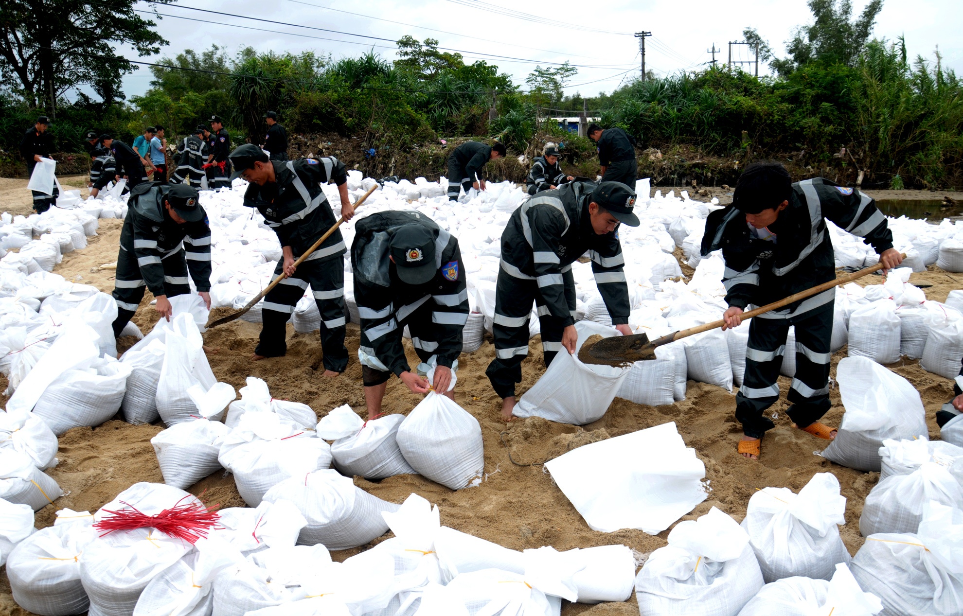 Canh sat giup dan vung lu anh 1