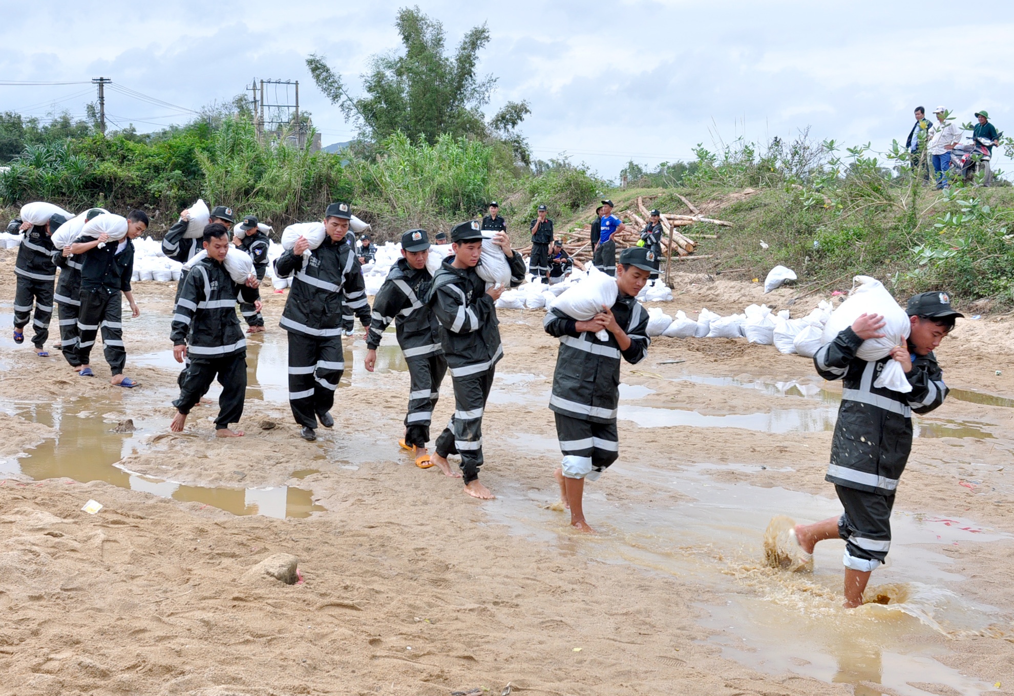 Canh sat giup dan vung lu anh 2