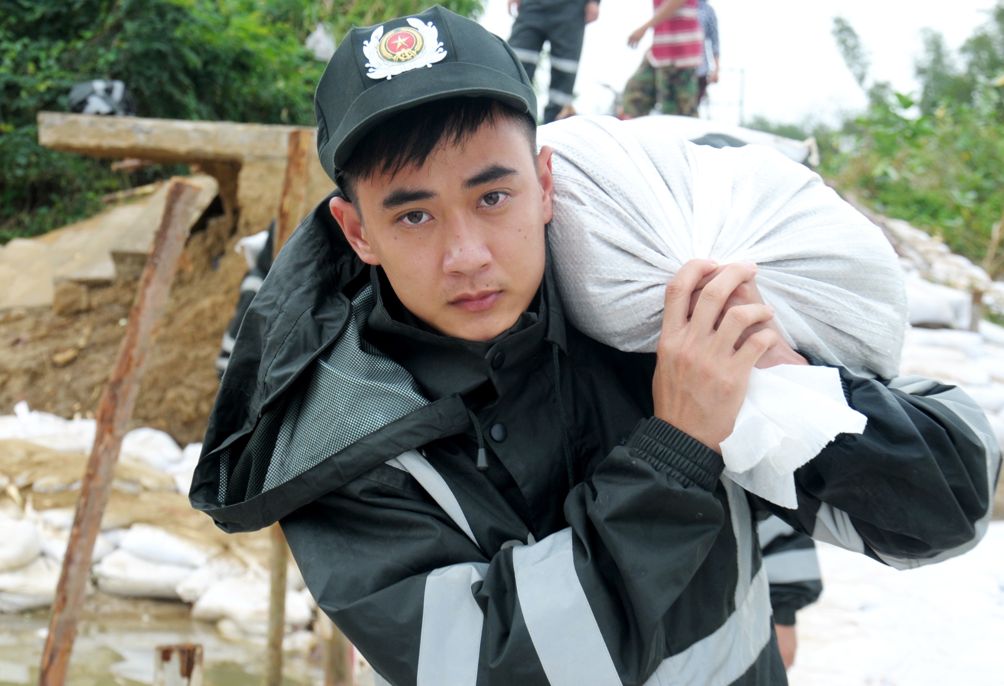 Canh sat giup dan vung lu anh 3