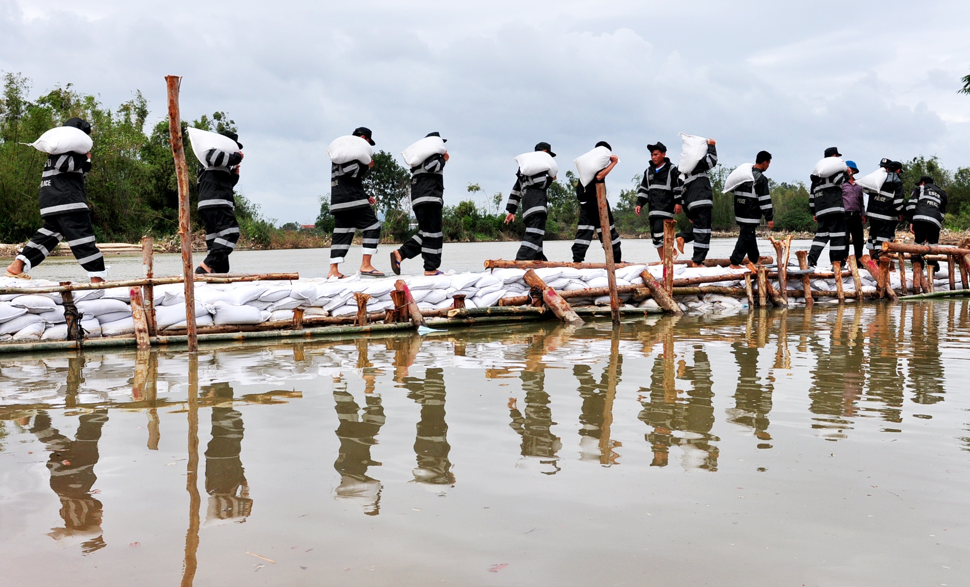 Hang tram canh sat co dong giup dan 'va de' bi sat lo do lu hinh anh