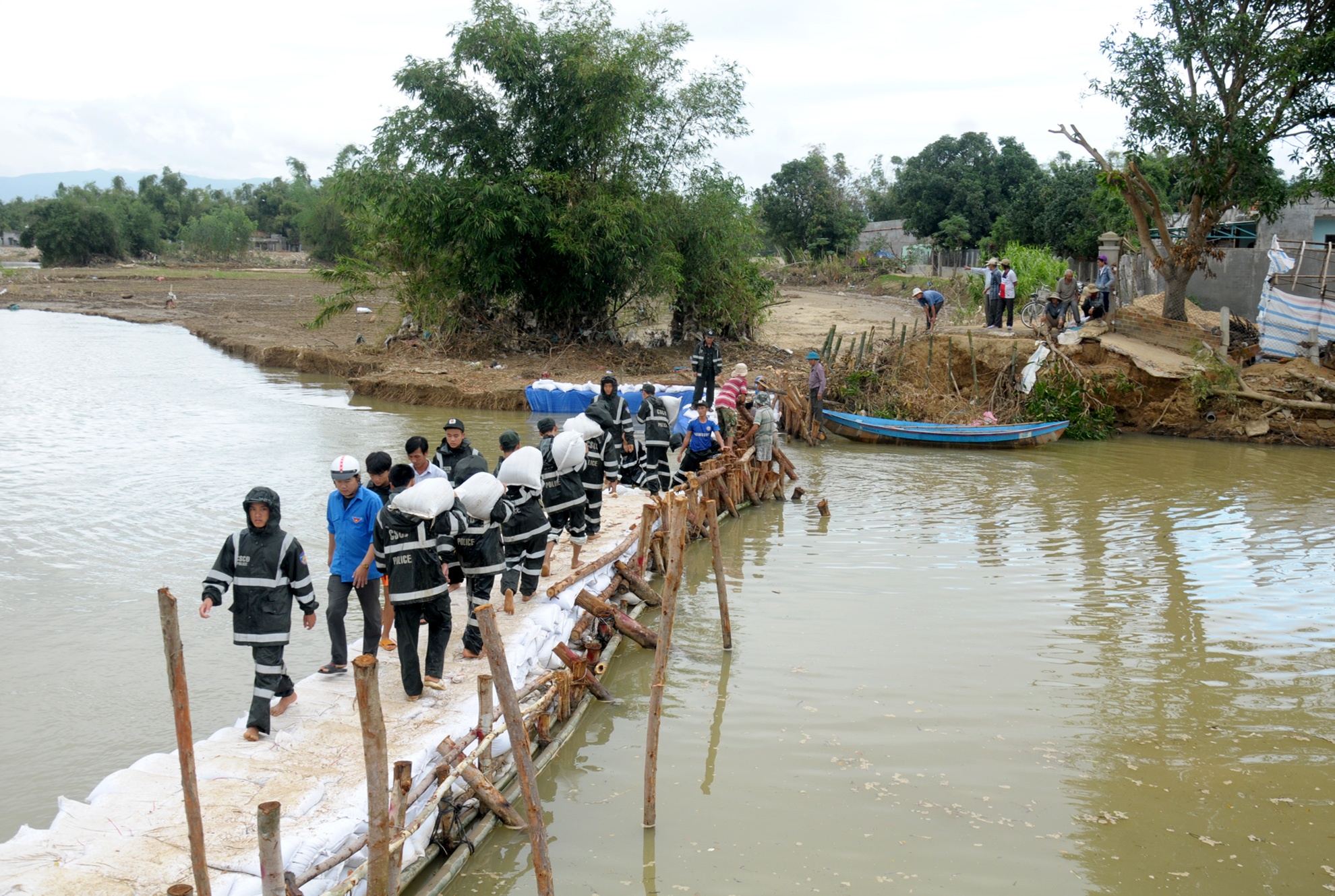 Canh sat giup dan vung lu anh 5