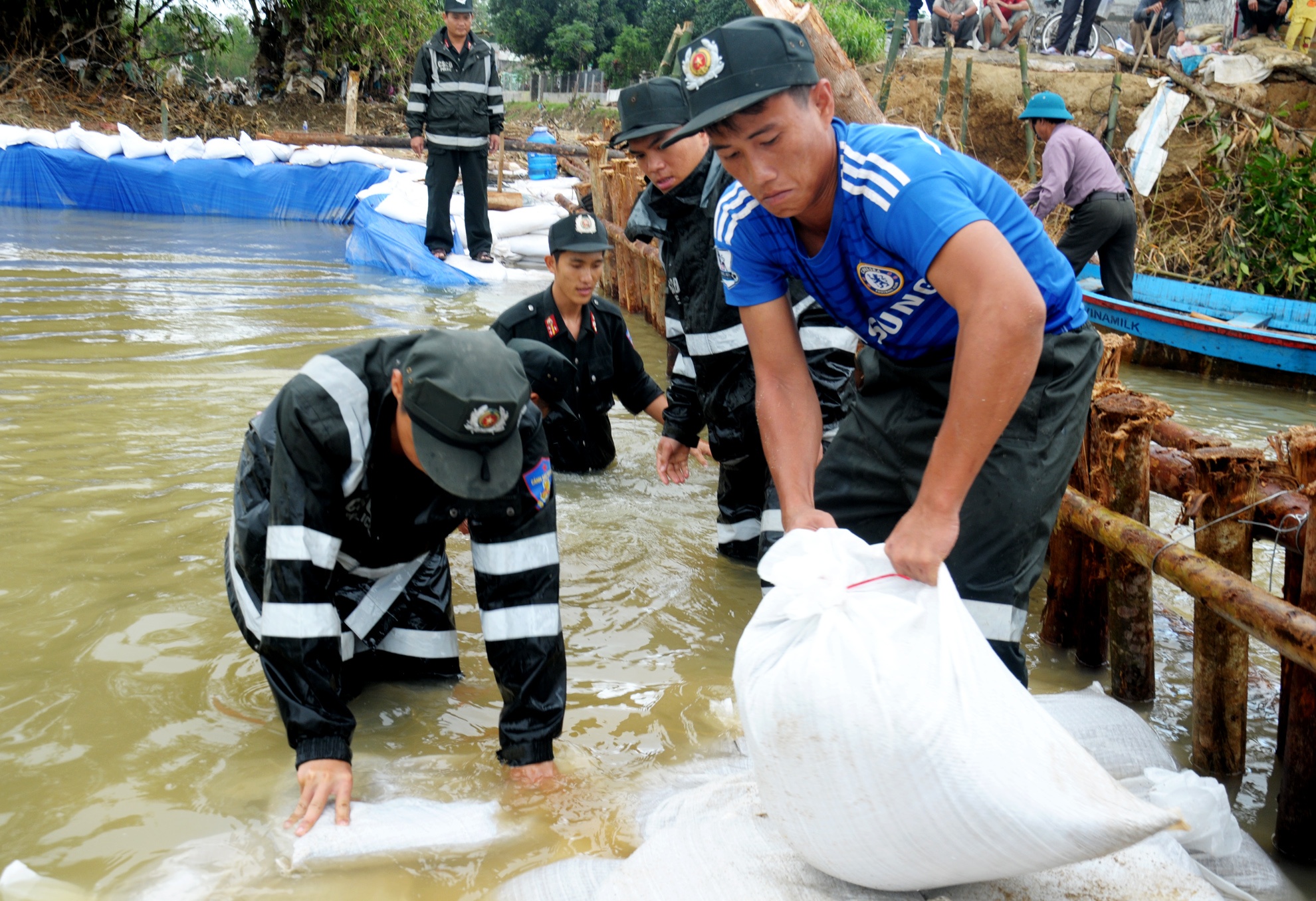 Canh sat giup dan vung lu anh 6