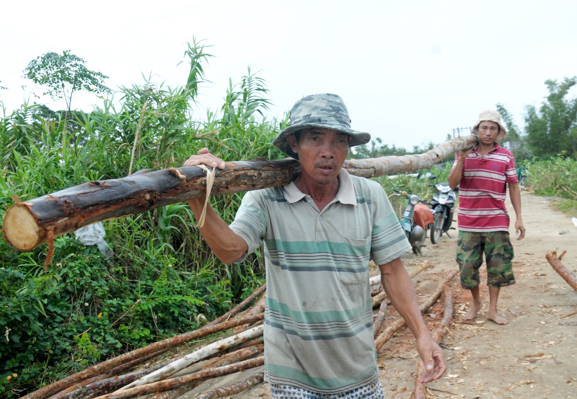 Canh sat giup dan vung lu anh 7