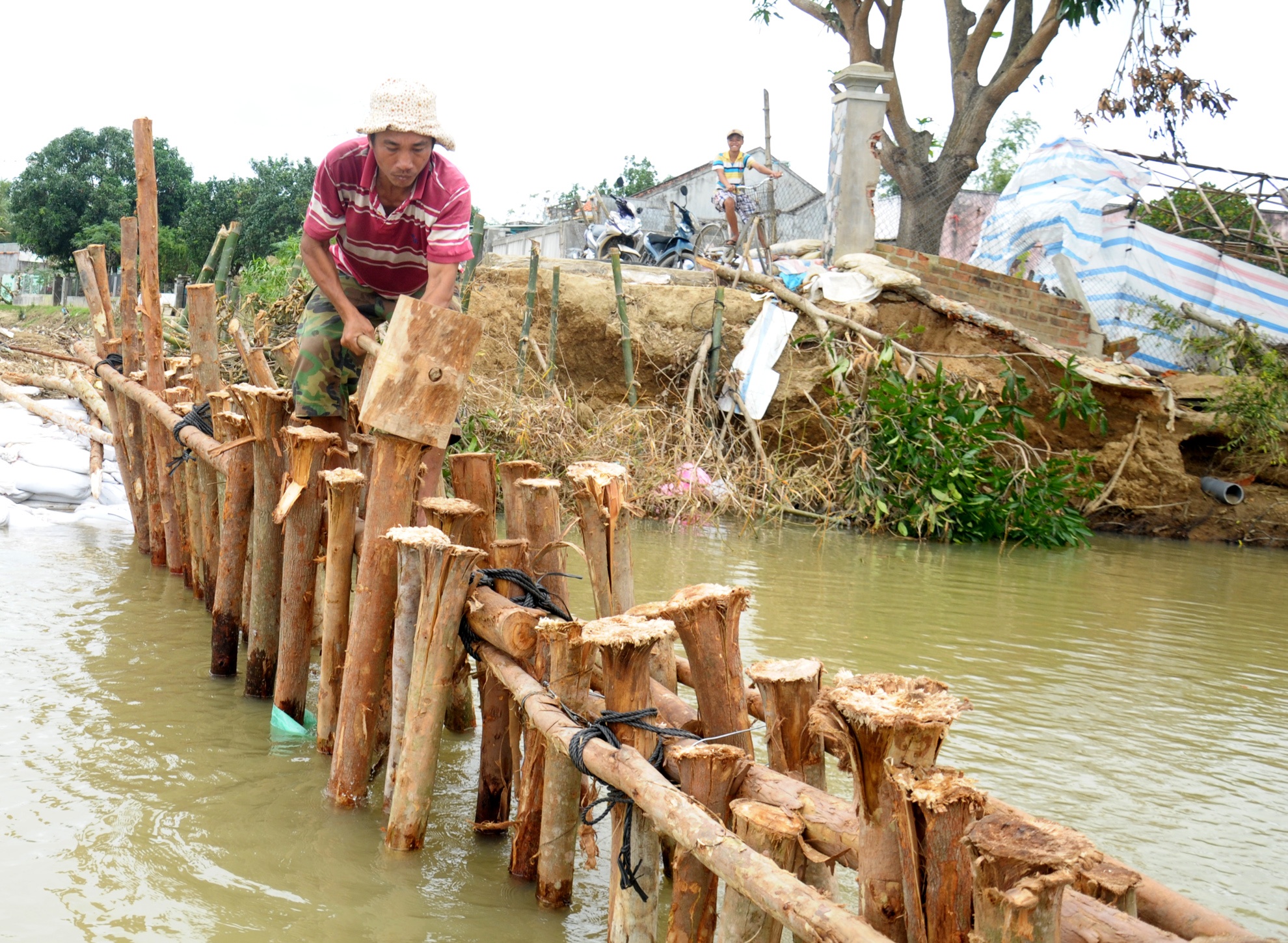 Canh sat giup dan vung lu anh 8