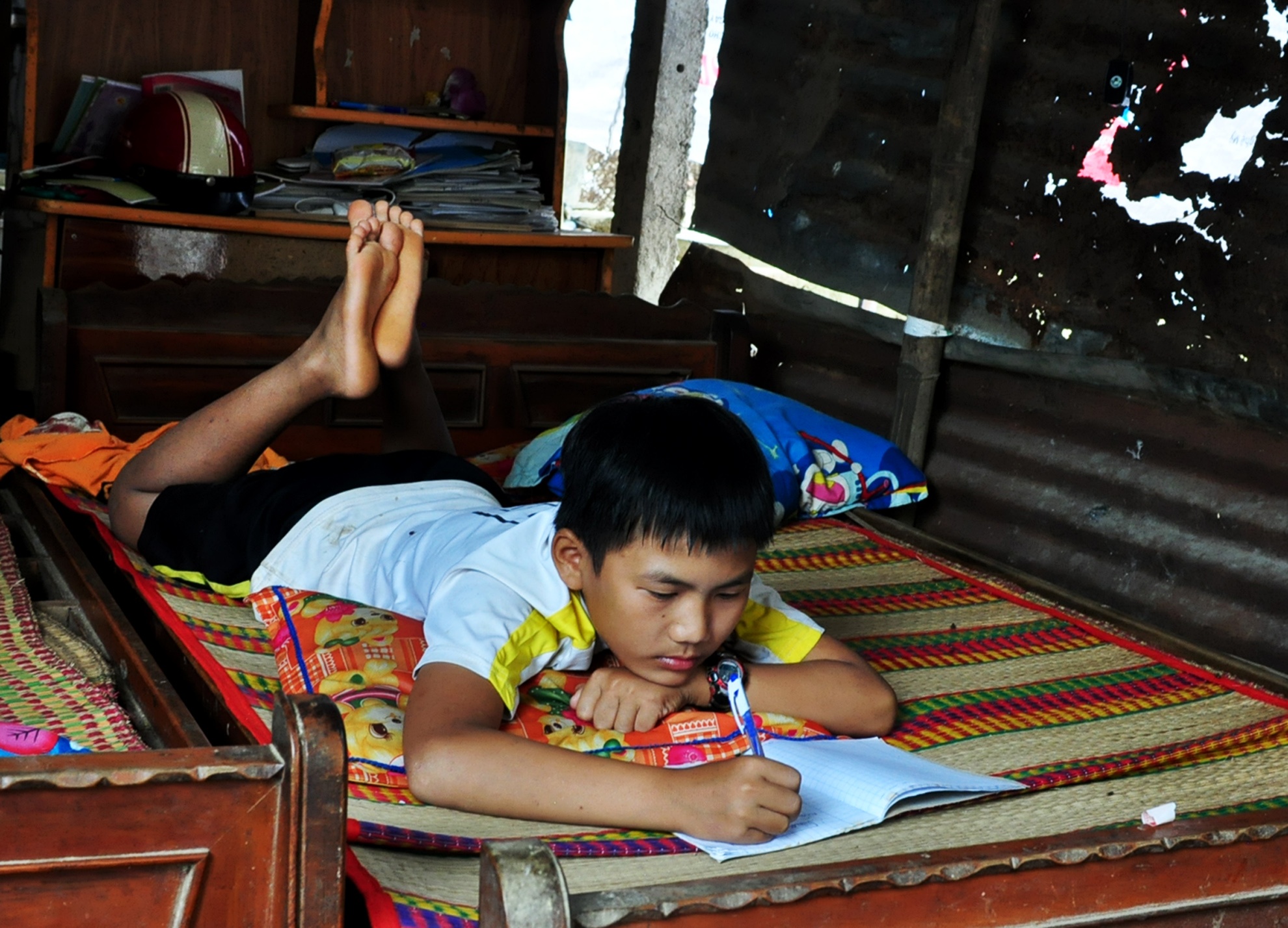 Nha sap do lu, dan Binh Dinh song tam bo trong leu cho Tet hinh anh