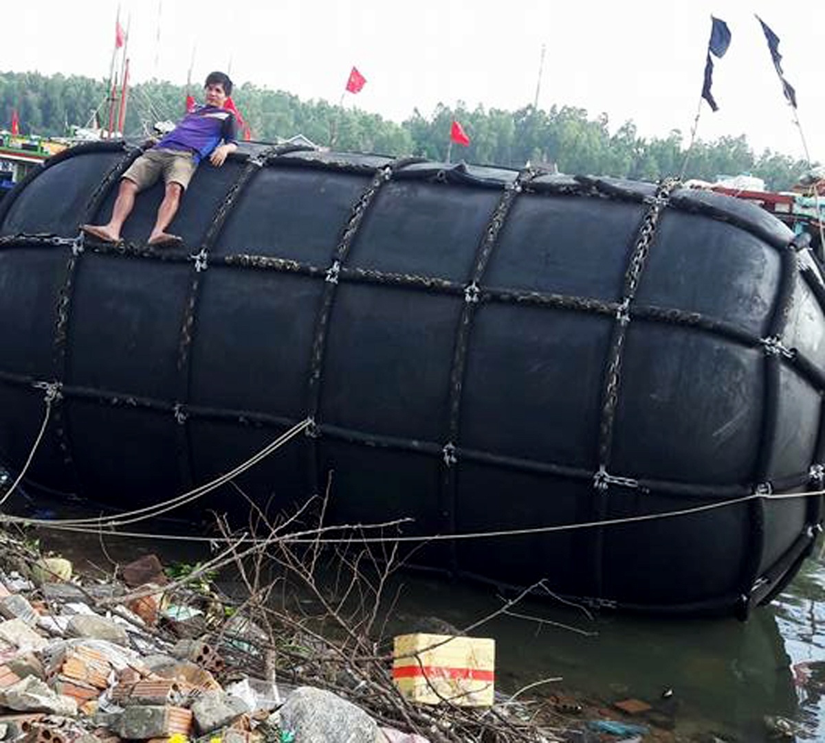 Ngu dan Quang Ngai vot phao 5 m dat giua bien hinh anh